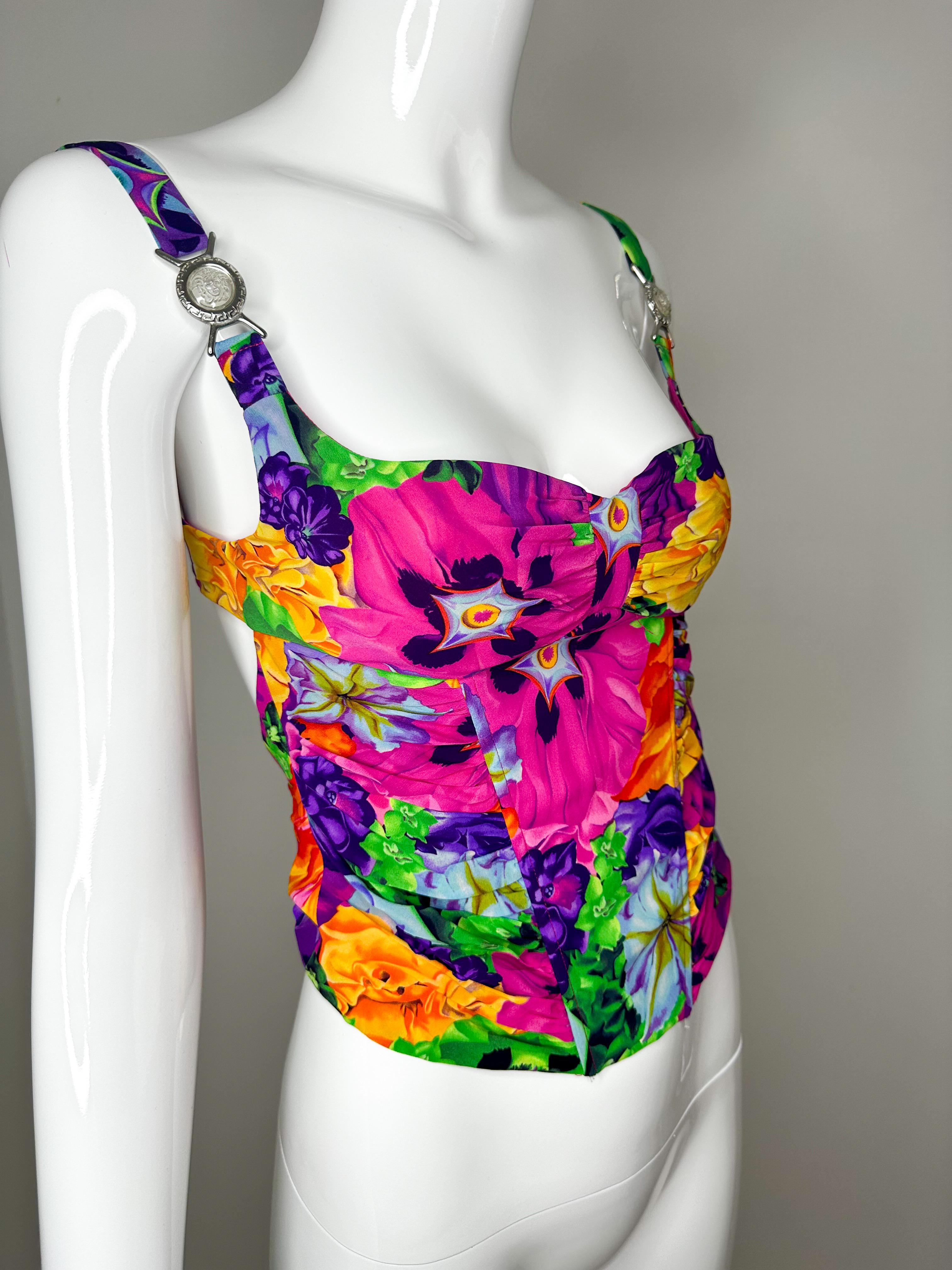 Rare Versace 2004 SS floral silk Medusa bustier top 
Open back 
Medusa embellishments 
Size 40, approximate measurements are in photos. I would recommend for cup A-B

91% silk, 9% elastane

Good vintage condition: one Medusa charm missing in the