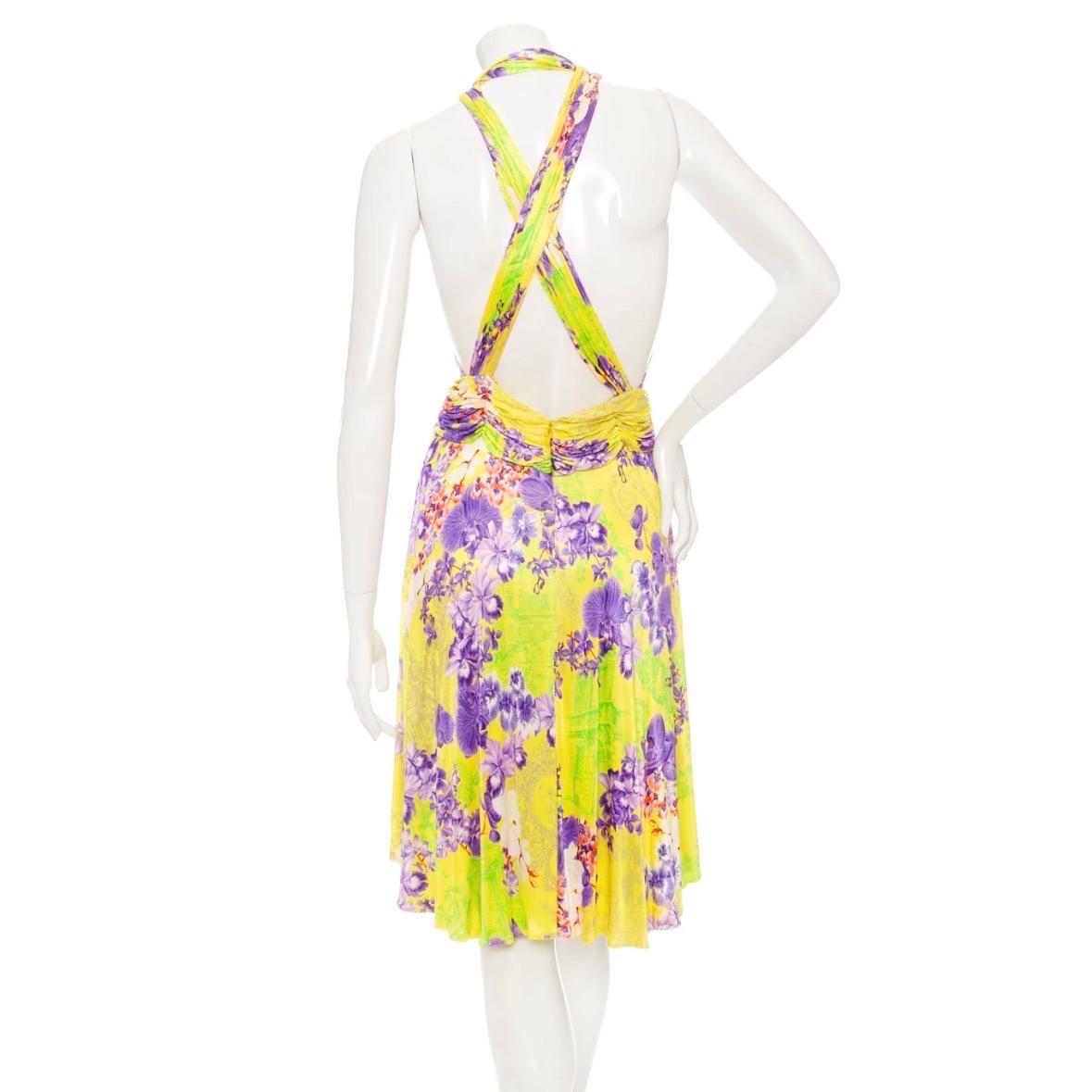 Versace 2004 Yellow Slinky Floral-Print Halter Dress (Robe dos nu à imprimé floral) Bon état - En vente à Los Angeles, CA