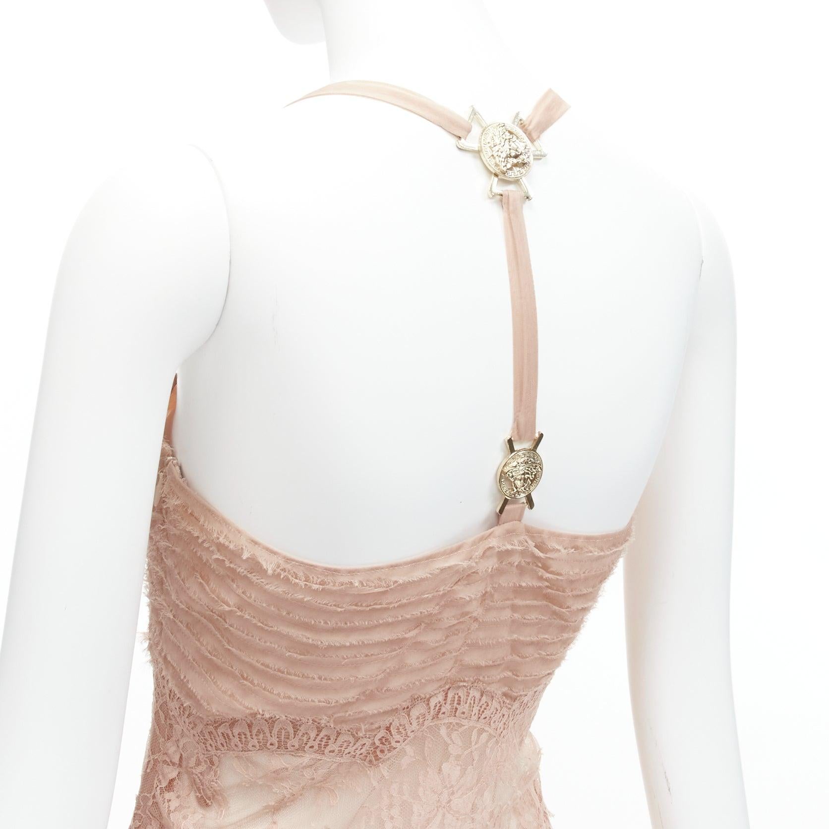 VERSACE 2005 Runway nude gold Medusa buckles sheer lace chiffon dress IT38 XS
Reference: TGAS/D00404
Brand: Versace
Designer: Donatella Versace
Collection: Fall 2005 - Runway
Material: Silk, Metal
Color: Nude, Gold
Pattern: Solid
Closure:
