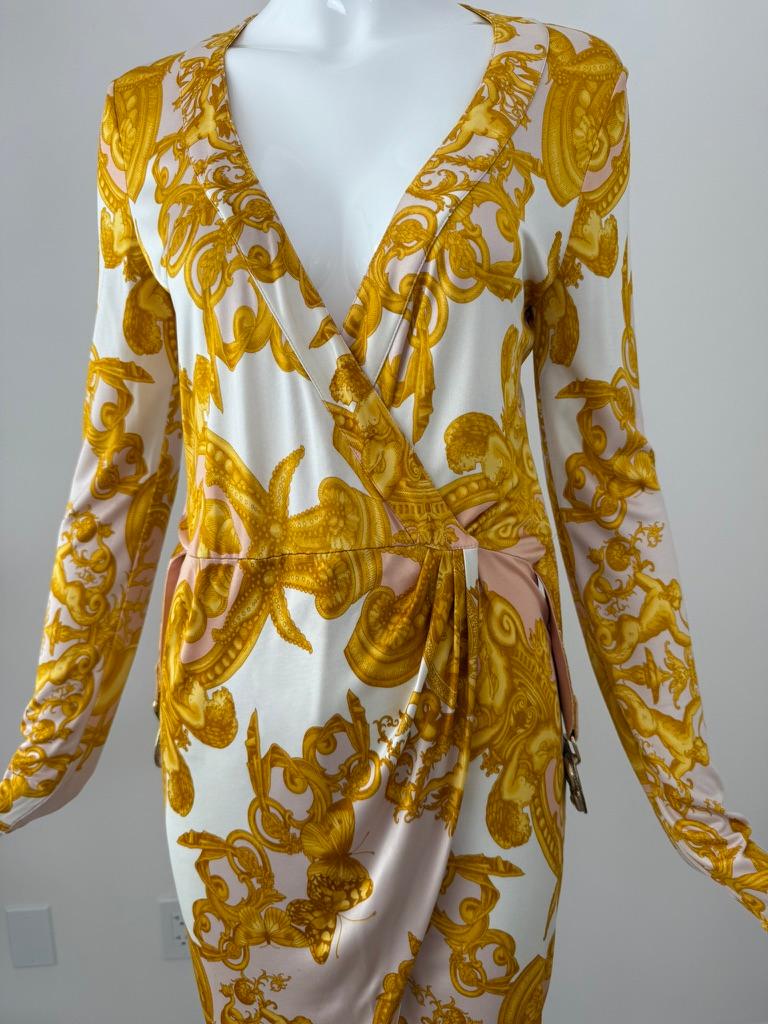 VERSACE 2005 Vintage Runway Barockes Wickelkleid mit Gürtel im Zustand „Hervorragend“ im Angebot in Leonardo, NJ