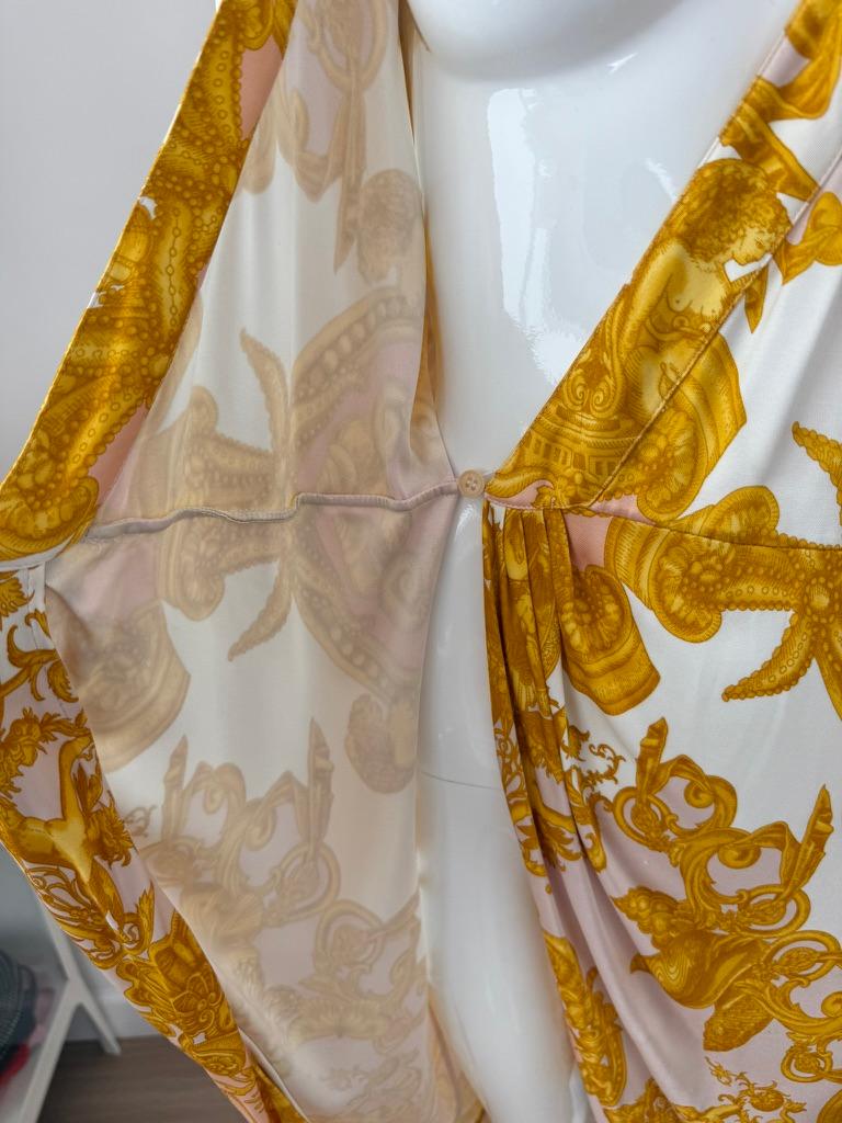 VERSACE 2005 Vintage Runway Barockes Wickelkleid mit Gürtel im Angebot 1