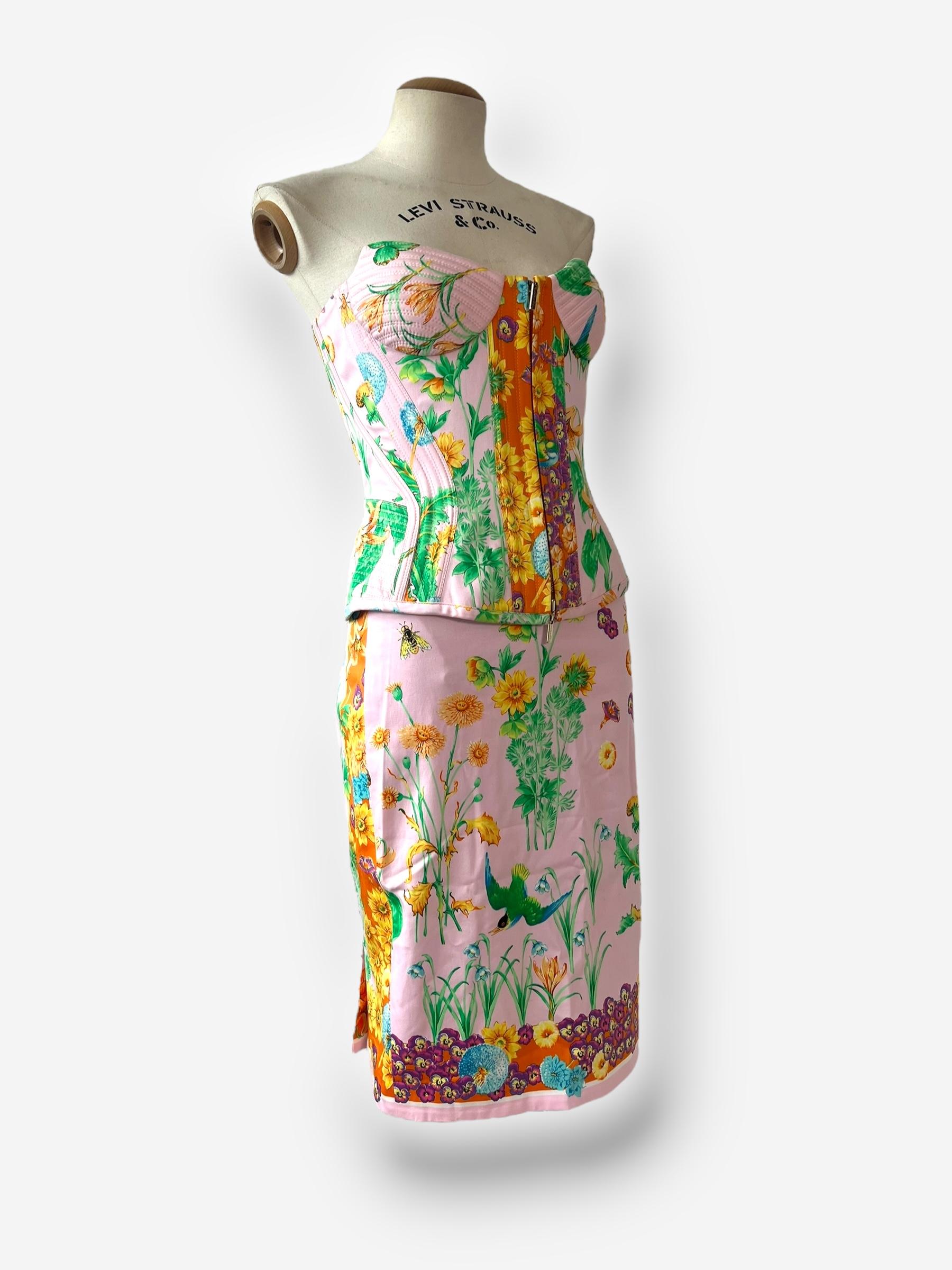 Women's Versace 2006 S/S floral print bustier and skirt ensemble For Sale