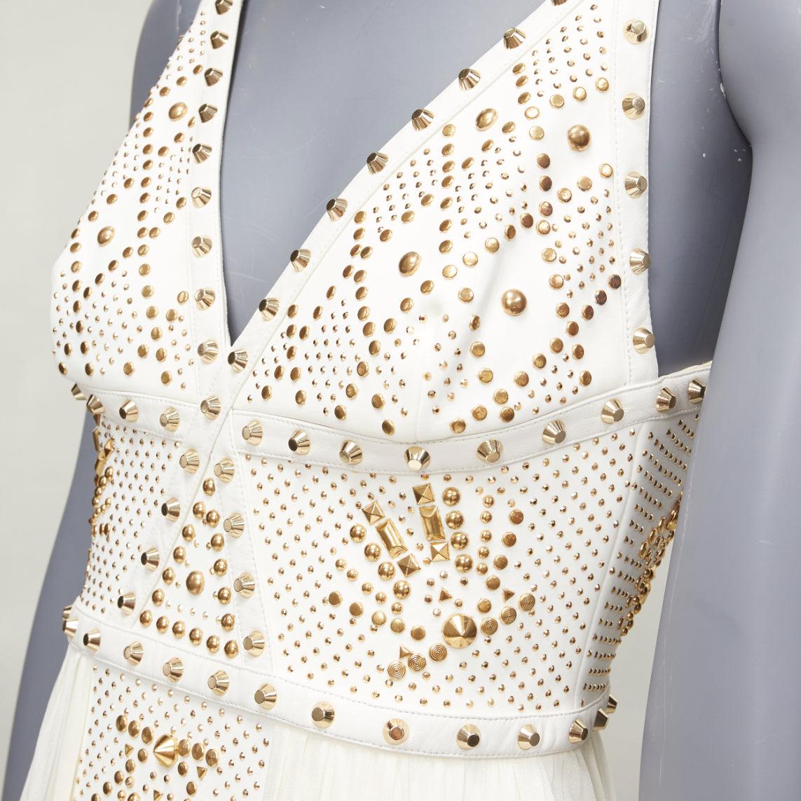 VERSACE 2011 Runway white studded leather silk skirt mini dress IT38 XS
Reference: TGAS/D01127
Brand: Versace
Designer: Donatella Versace
Collection: 2011 - Runway
Material: Polyamide, Leather
Color: Cream, White
Pattern: Studded
Closure: