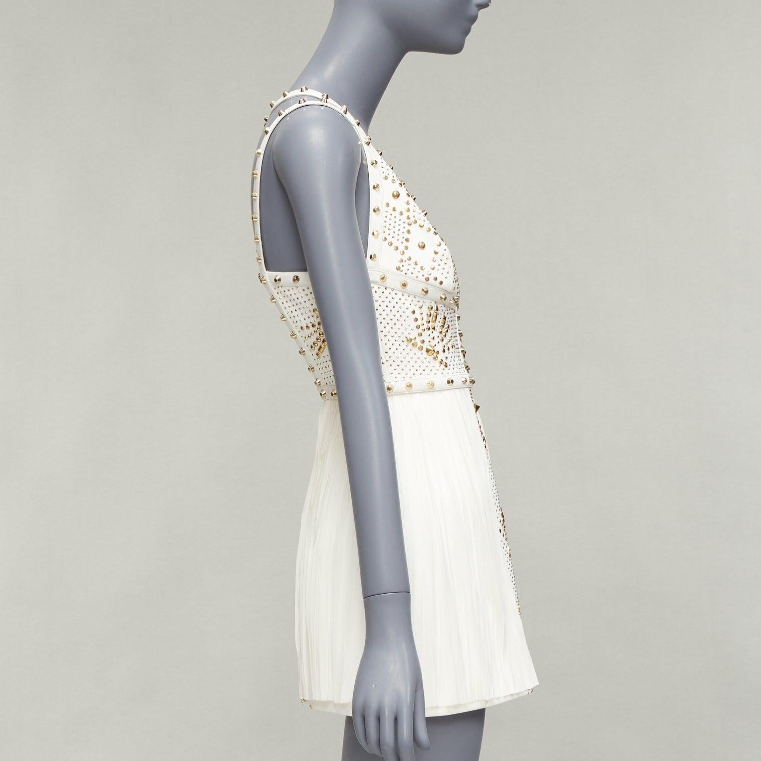 VERSACE 2011 Runway mini-robe blanche cloutée en cuir et soie, taille IT 38 XS Pour femmes en vente