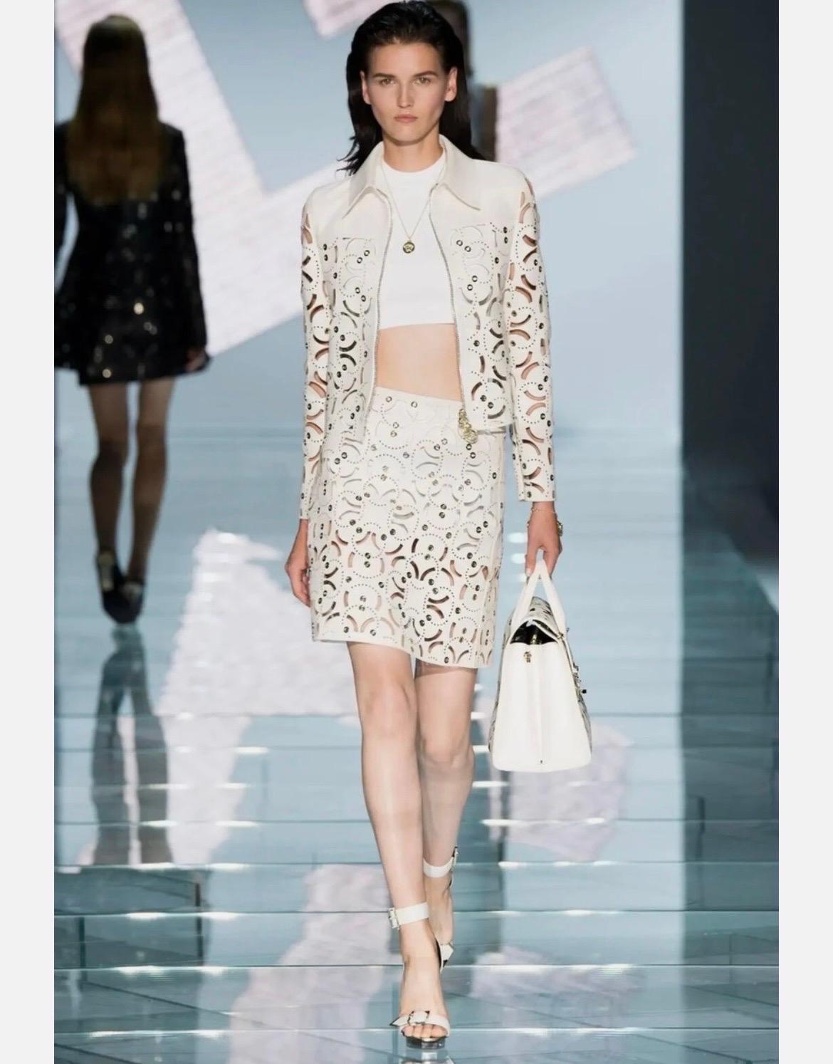 Versace Pasarela Primavera/Verano 2012 Traje de falda de cuero de corte láser

Una obra maestra de artesanía y modernidad, este traje de cuero cortado a láser de la colección Primavera/Verano 2012 de Versace muestra el atrevido enfoque de la casa