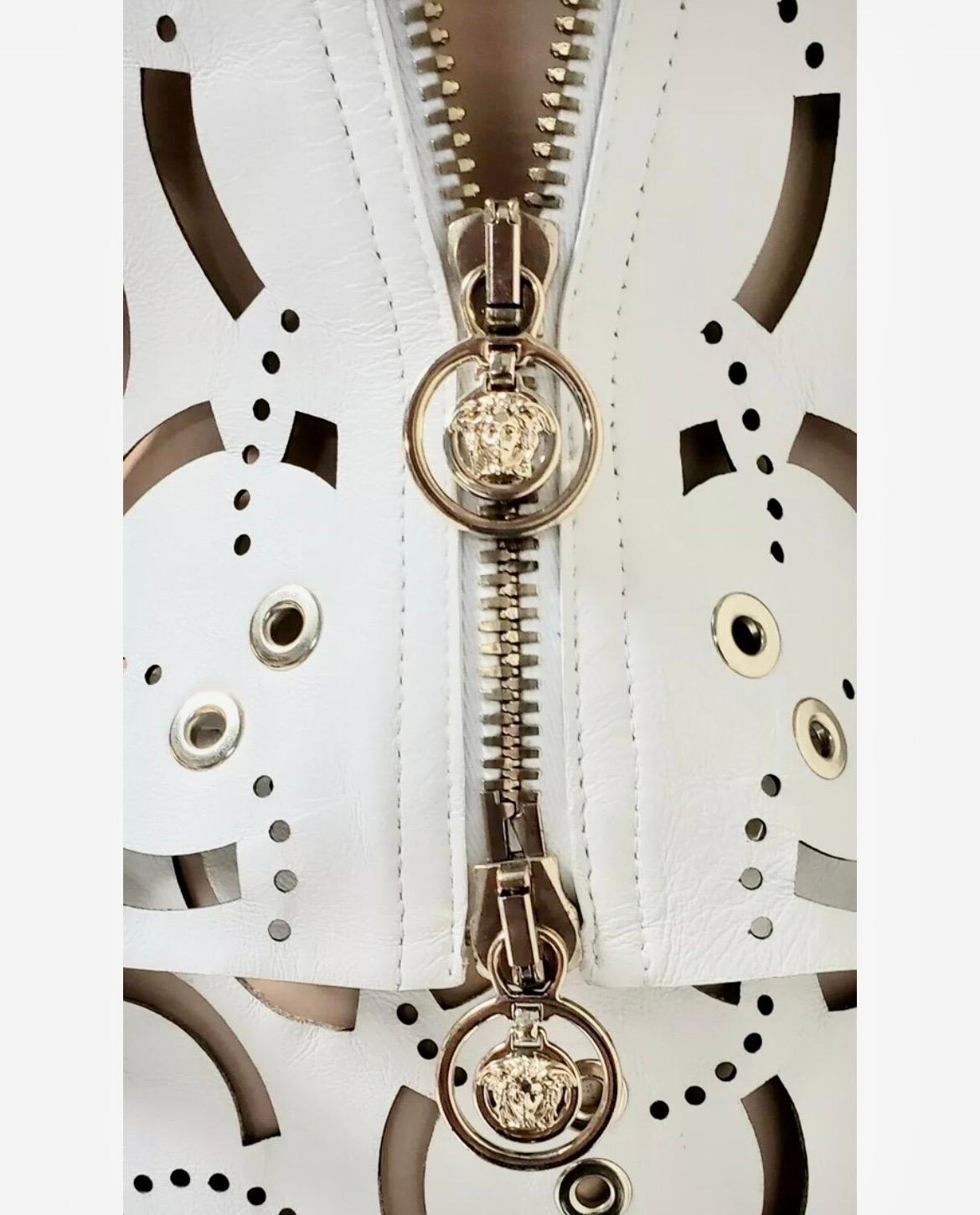 Versace 2012 Pasarela Corte Láser Falda de Cuero Blanco Perlado Traje en venta 3