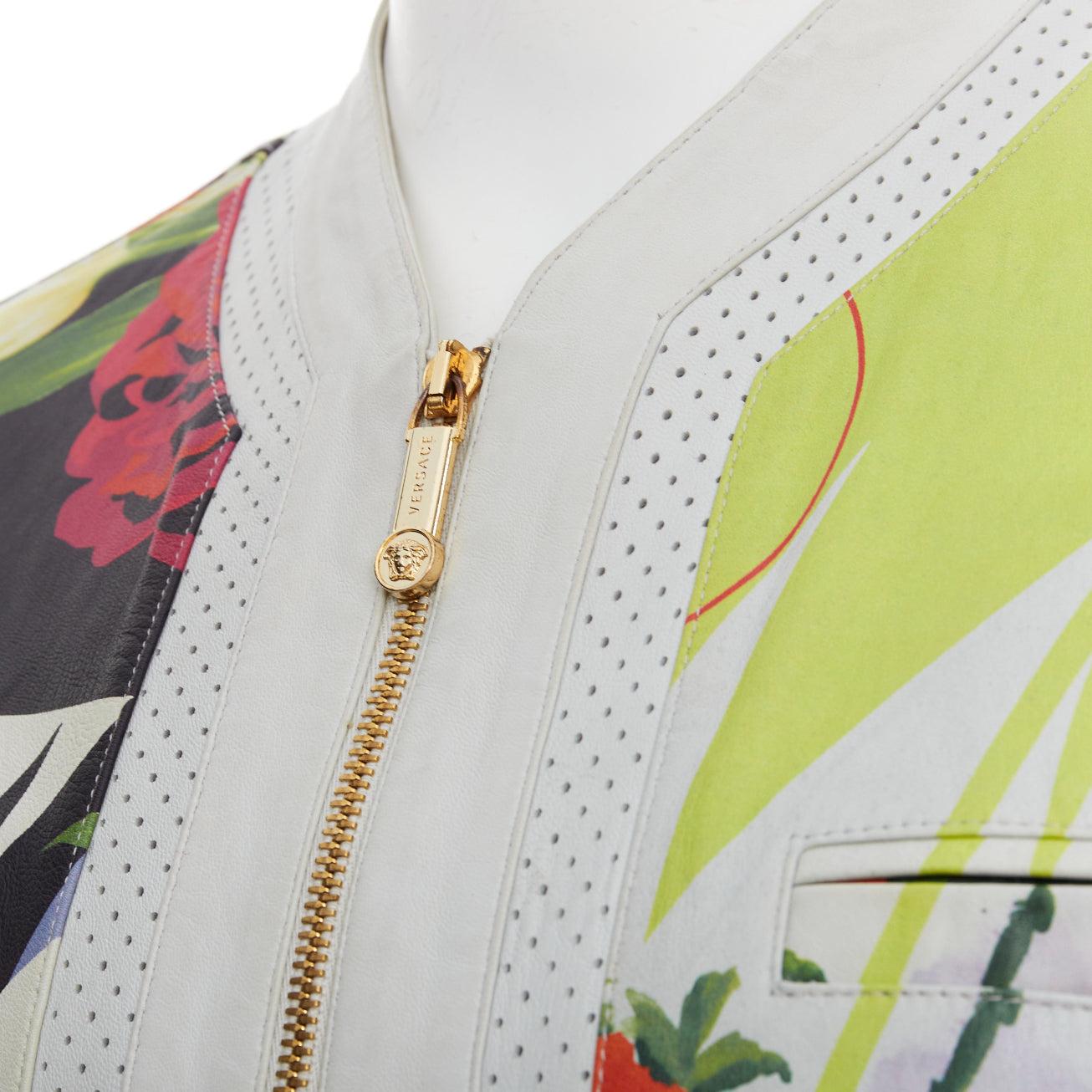 VERSACE 2013 Runway white leather geometric tropical print bomber IT50 L
Reference: PRCG/A00042
Brand: Versace
Designer: Donatella Versace
Collection: 2013 Spring - Runway
Material: Leather
Color: White, Multicolour
Pattern: Floral
Closure: