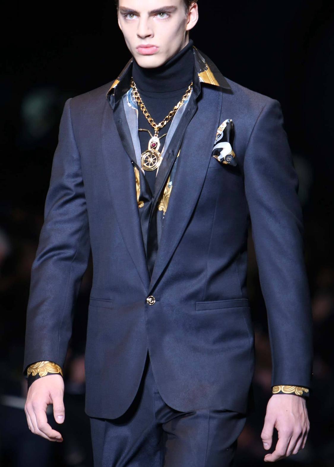 Scopri un mondo di lusso e stile con la collana Versace 2014 Runway 24K Gold Plated Motorcycle Pendant Chain. Questo splendido pezzo, presente nella collezione maschile autunnale 2014 sul look #1, presenta una splendida catena placcata in oro 24