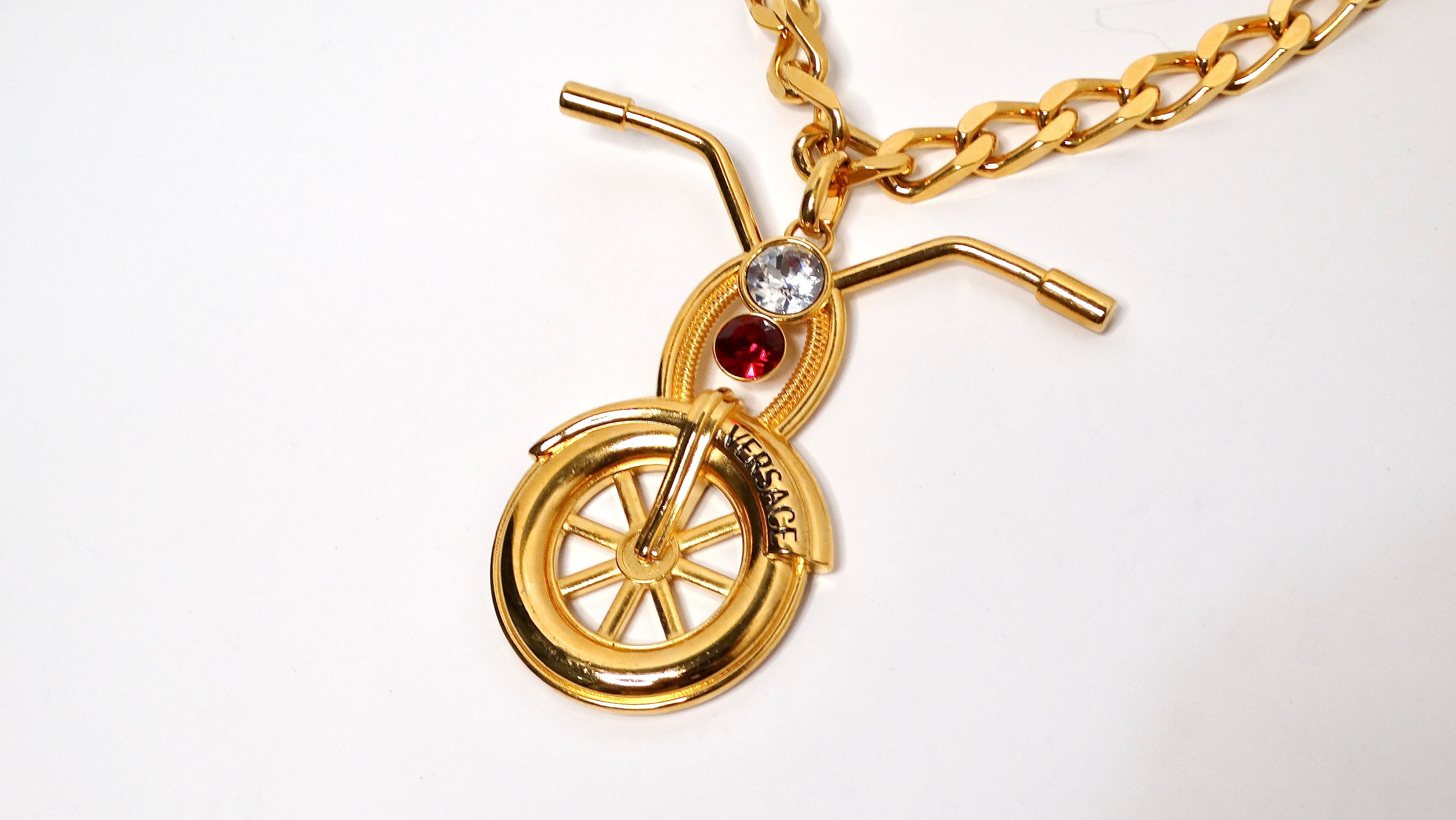 Collana a catena con ciondolo a forma di motocicletta placcata oro 24k Versace 2014 Runway In condizioni buone in vendita a Scottsdale, AZ