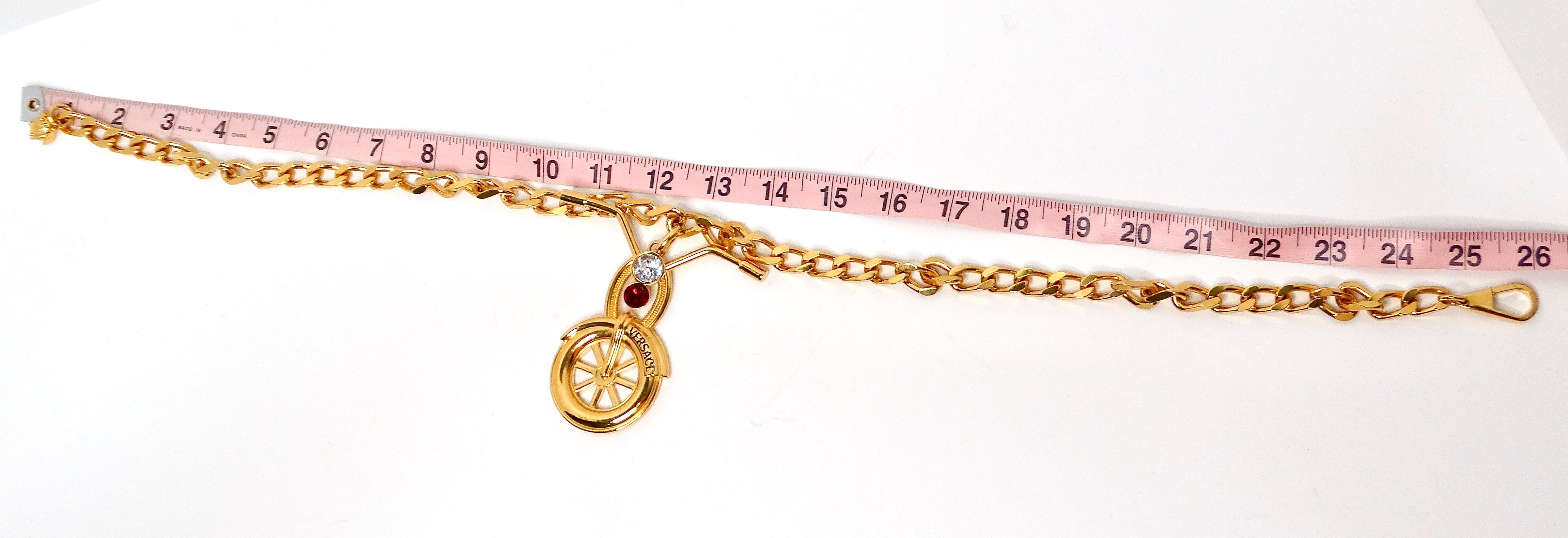 Collana a catena con ciondolo a forma di motocicletta placcata oro 24k Versace 2014 Runway in vendita 1
