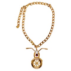 Versace 2014 Laufsteg 24k vergoldete Motorrad-Anhänger-Halskette mit Kette