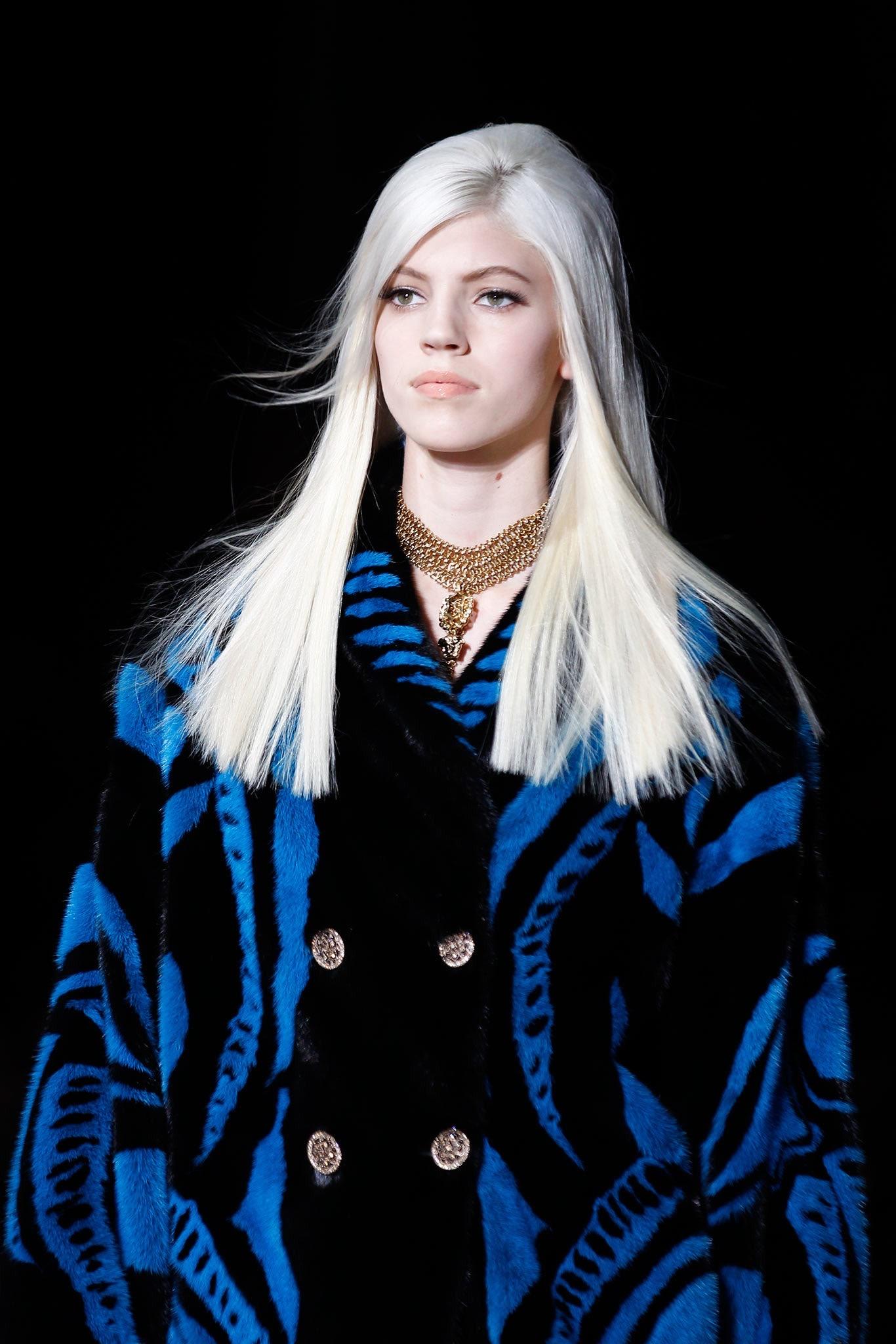 Il cappotto in pelliccia di visone di Versace 2014 Runway Look #27 è un pezzo opulento che trasuda lusso e alta moda. Questo cappotto squisito, realizzato in Italia, presenta una sorprendente base di pelliccia di visone nera con uno splendido