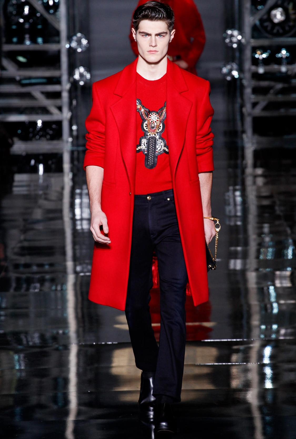 Le pull à col ras du cou en cachemire rouge à motif de moto embelli de Versace 2014 Runway est une pièce de déclaration luxueuse qui allie sans effort la haute couture à l'avant-garde du street-style. Fabriqué en 100% cachemire, ce pull offre une