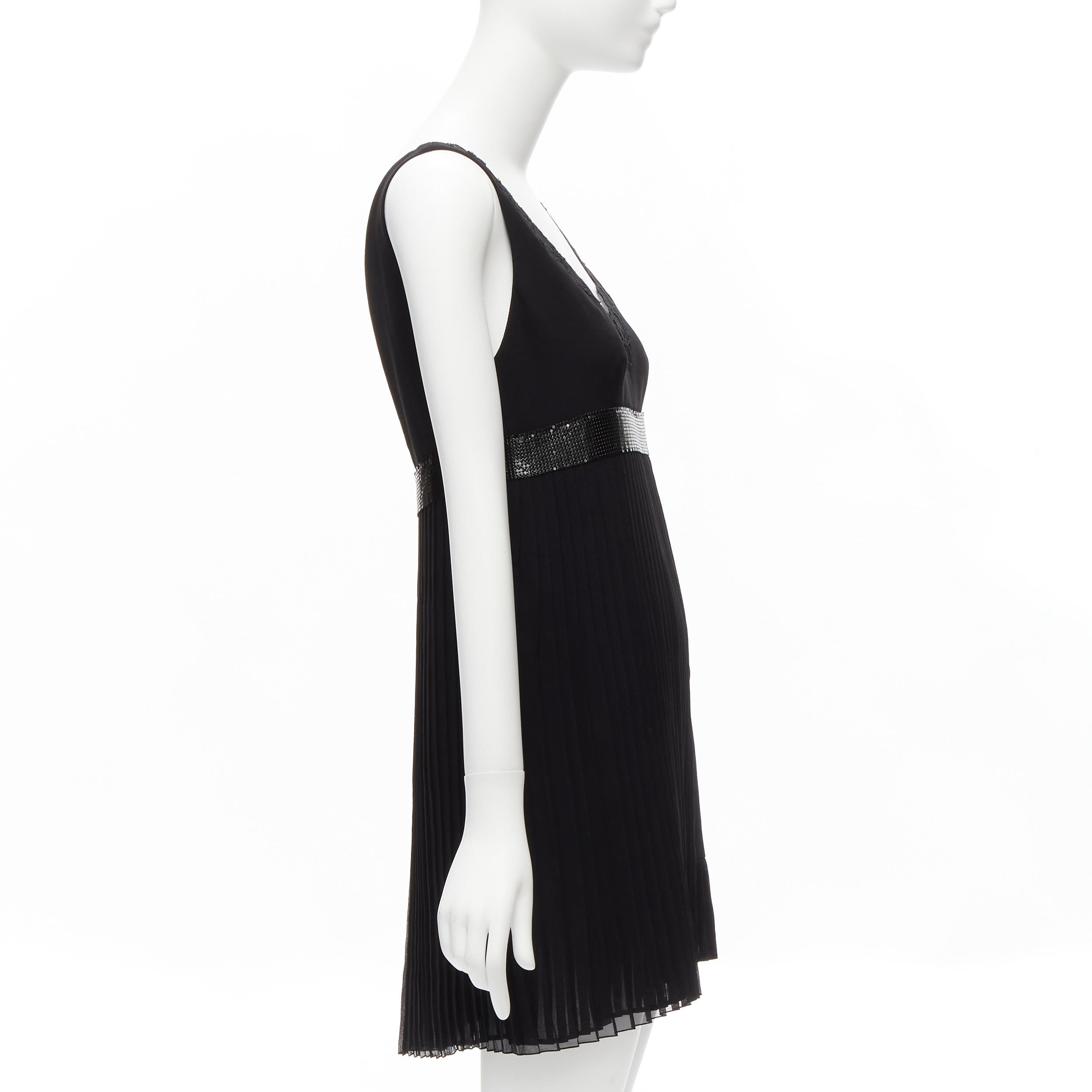 VERSACE 2015 black silk lace V-neck chainmail trim pleated mini dress IT40 S In Excellent Condition For Sale In Hong Kong, NT