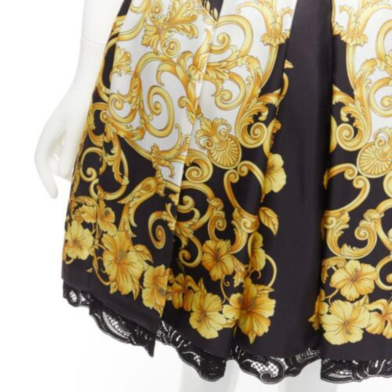 VERSACE 2018 100% silk Barocco Hibiscus print lace trimmed flared skirt IT36 XS
Reference: AAWC/A00581
Brand: Versace
Designer: Donatella Versace
Collection: 2018
Material: Silk, Cotton
Color: Gold, Black
Pattern: Floral
Closure: Zip
Lining:  Fully
