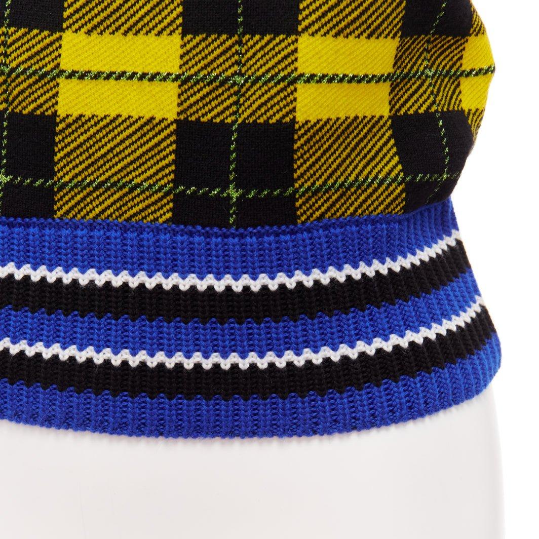 VERSACE 2018 punk tartanblaue Pulloverweste aus Wollmischung mit Netzbesatz IT38 XS
Referenz: AAWC/A00609
Marke: Versace
Designer: Donatella Versace
Collection'S: 2018
MATERIAL: Wolle, Gemisch
Farbe: Gelb, Blau
Muster: Kariert
Zusätzliche Details: