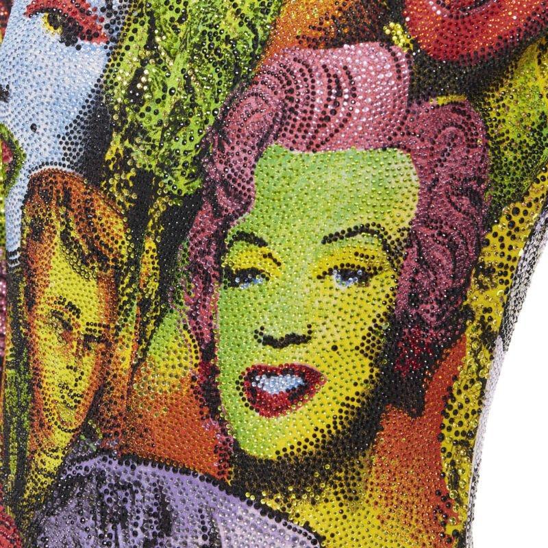 VERSACE Combinaison de défilé Tribute Pop Art incrustée de cristaux incrustés de strasss IT38 XS, 2018
Référence : TGAS/B00463
Marque : Versace
Designer : Donatella Versace
Modèle : Tribut
Collectional : Printemps Été 2018 - Défilé
MATERIAL :