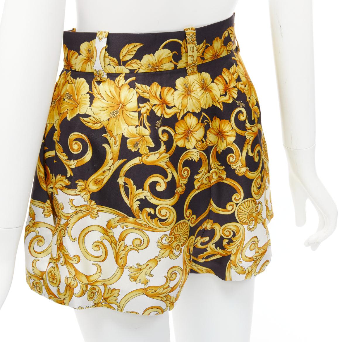 VERSACE 2018 Tribute 100% silk Barocco Hibiscus print high waist shorts IT38 XS For Sale 2