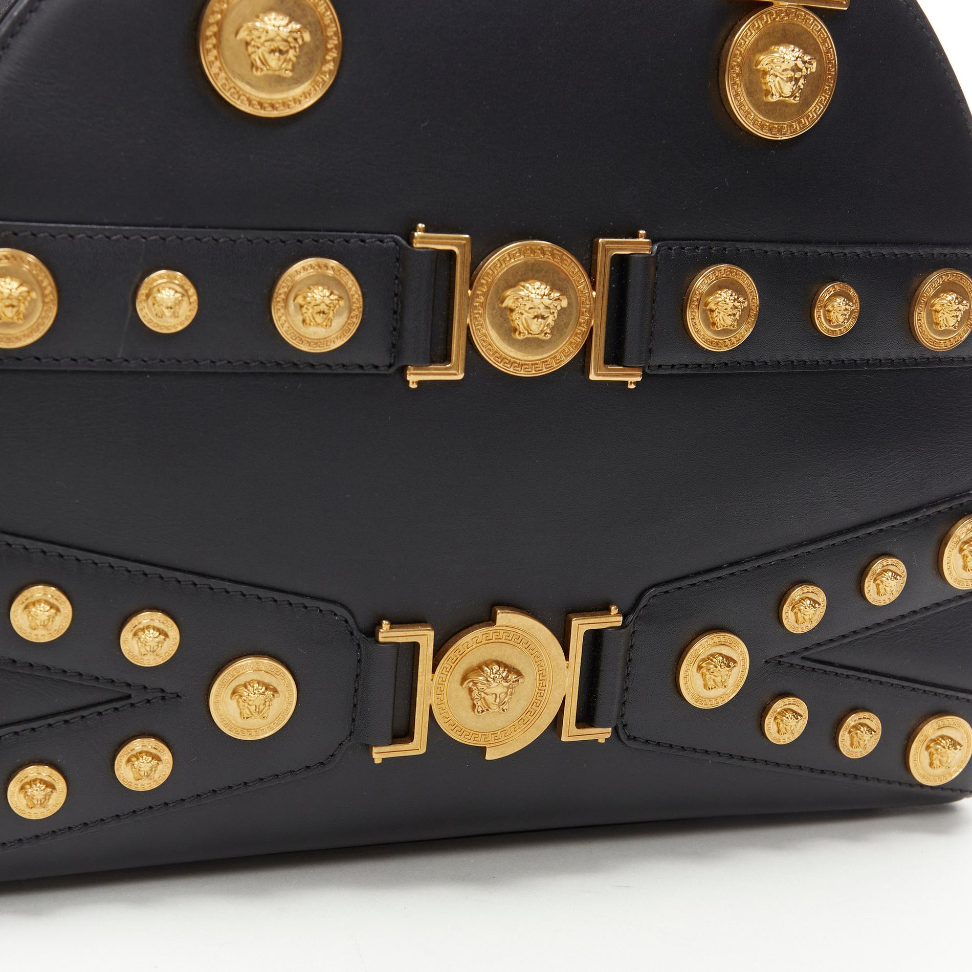 VERSACE 2018 Tribute 1992 gold Medusa stud bondage bowling shoulder bag
Reference: TGAS/B00516
Brand: Versace
Designer: Donatella Versace
Collection: Spring Summer 2018 Tribute Collection - Runway
Material: Leather
Color: Black
Pattern:
