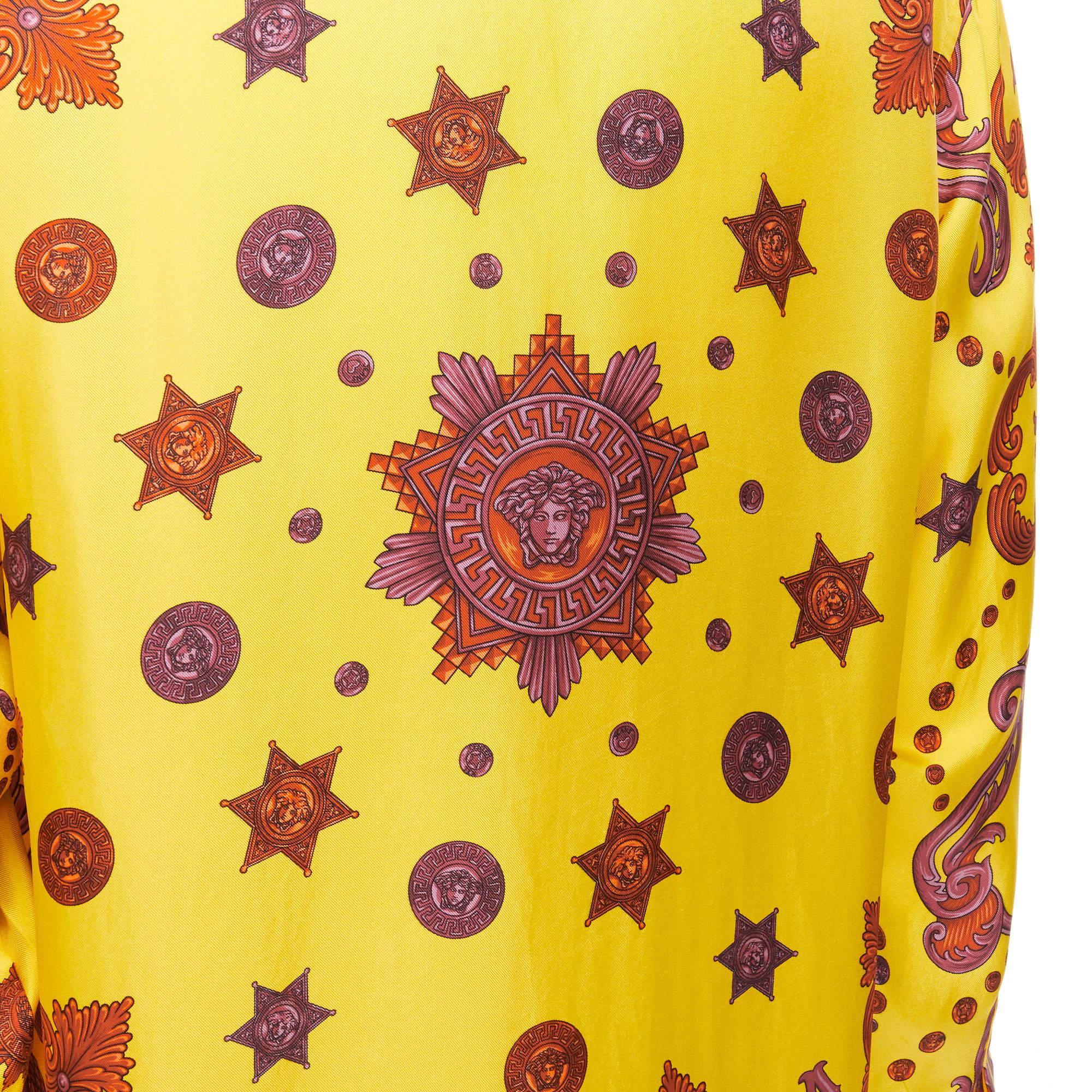 VERSACE 2019 100% silk yellow pink western barocco print shirt EU39 M 
Reference: CNLE/A00137 
Brand: Versace 
Designer: Donatella Versace 
Material: Silk 
Color: Yellow 
Pattern: Solid 
Closure: Button 
Made in: Italy 

CONDITION: 
Condition: