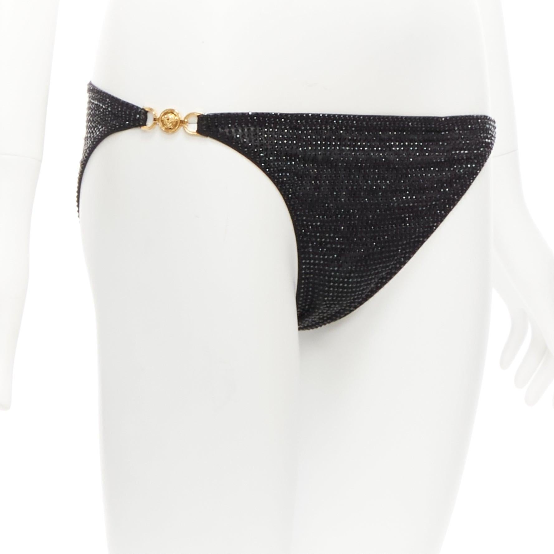 VERSACE 2019 black crystal embellished gold Medusa sheer bikini bottom Sz.1 S
Reference: TGAS/D00781
Brand: Versace
Designer: Donatella Versace
Collection: 2019
Material: Polyamide, Blend
Color: Black, Gold
Pattern: Crystals
Closure: Slip On
Extra