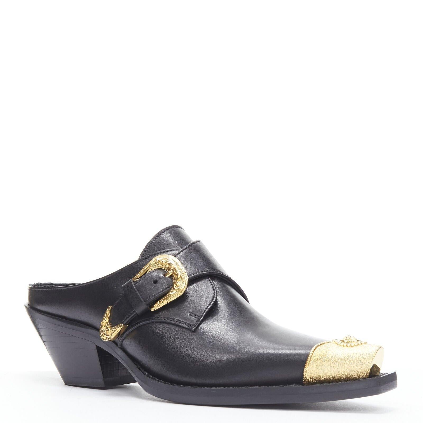 VERSACE 2019 black leather gold Medusa toe western buckle Cuban mule EU37
Reference: TGAS/B01895
Brand: Versace
Designer: Donatella Versace
Model: Metal toe mule
Collection: Fall Winter 2019 - Runway
Material: Leather, Metal
Color: Black,