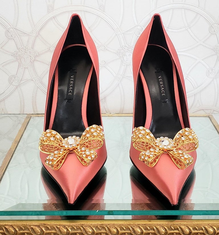 VERSACE 2019 ROSE SATIN PUMP SHOES w/ GOLD PLATED CRYSTAL EMBELLISHED BOW  38 - 8 For Sale at 1stDibs
