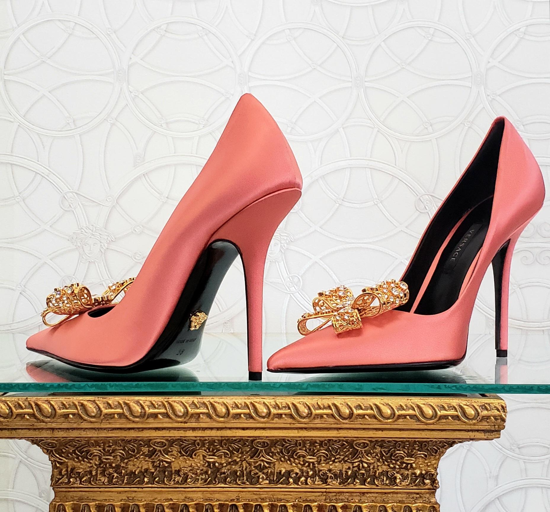 Or Chaussures de sport Versace 2019 ROSE SATIN ornées de cristaux dorés, taille 38 - 8 en vente