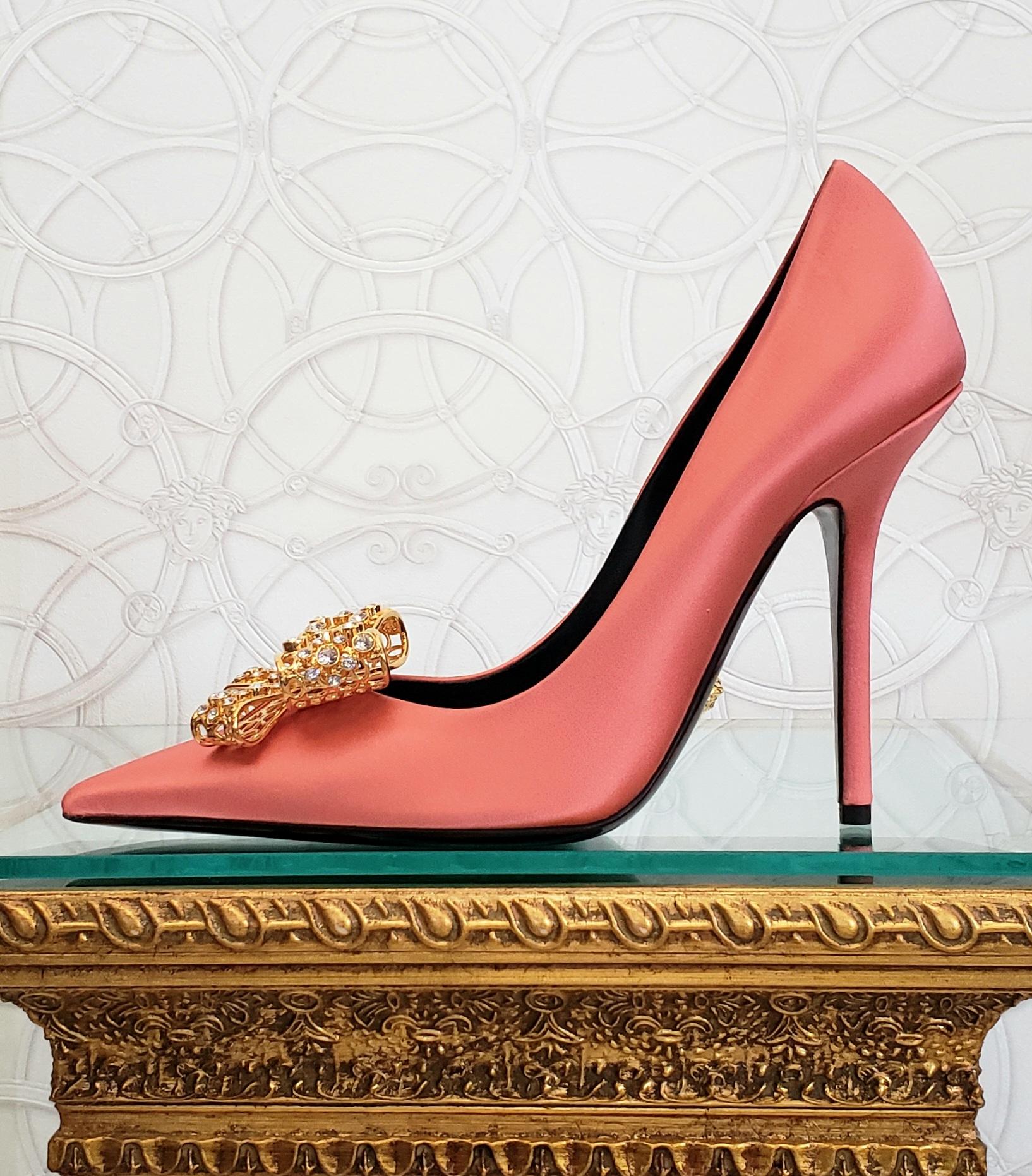 Chaussures de sport Versace 2019 ROSE SATIN ornées de cristaux dorés, taille 38 - 8 en vente 1