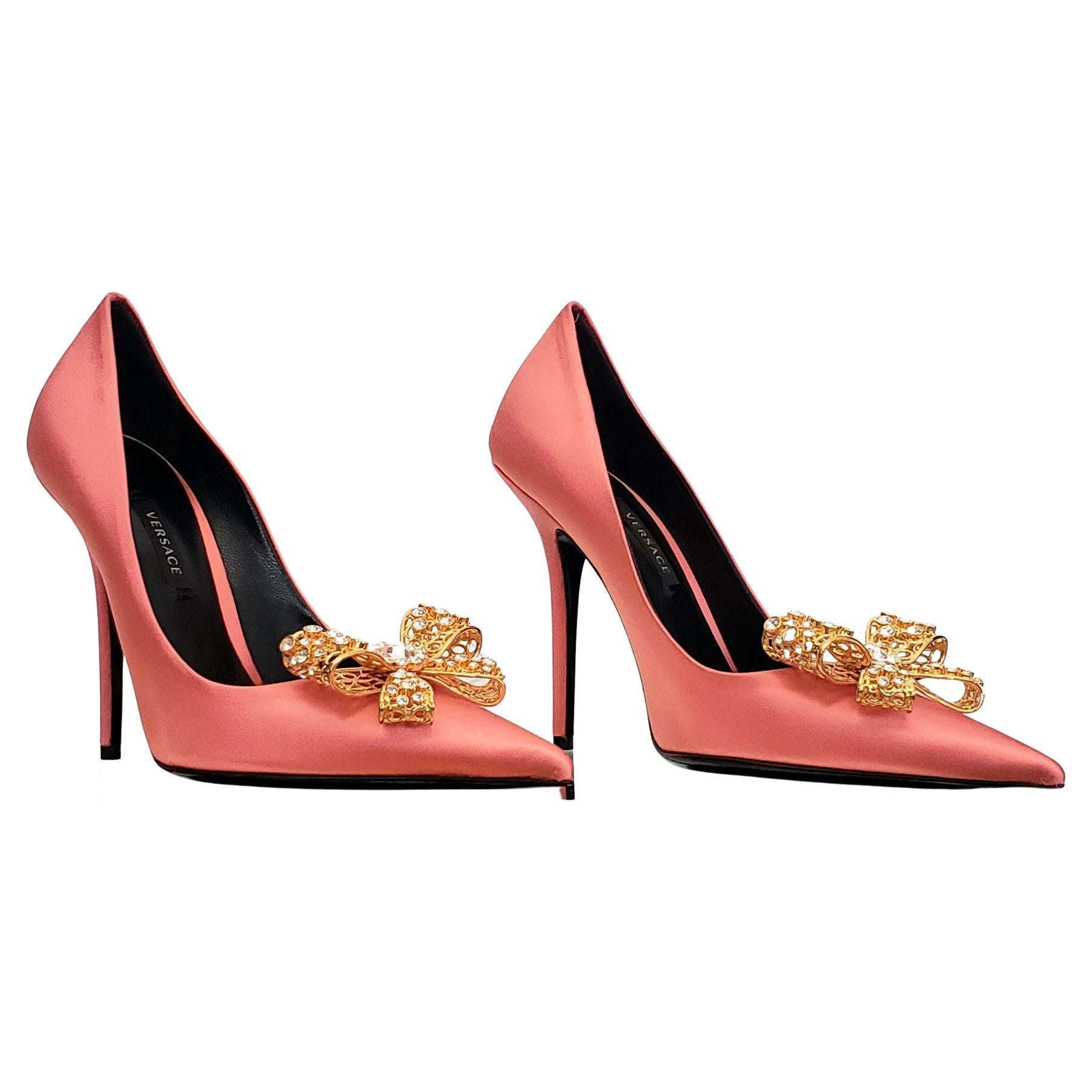 VERSACE 2019 ROSE SATIN PUMP SHOES w/ GOLD PLATED CRYSTAL EMBELLISHED BOW 38 - 8 For Sale