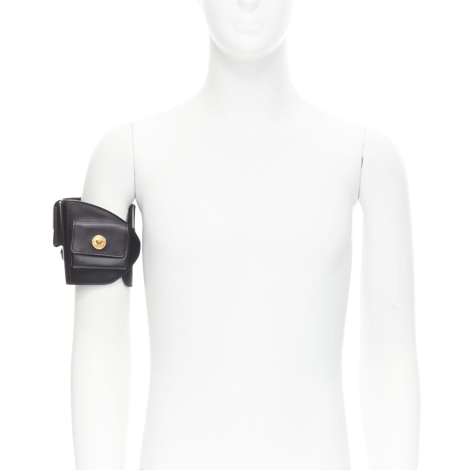 VERSACE 2019 Pasarela negro oro Medusa multibolsillo arnés bolso de brazo Raro
Referencia: TGAS/C00892
Marca: Versace
Diseñadora: Donatella Versace
Model No: DP8H176 D6VIT K41OT
Colección: Pre Otoño 2019 - Pasarela
Material: Piel
Color: negro,