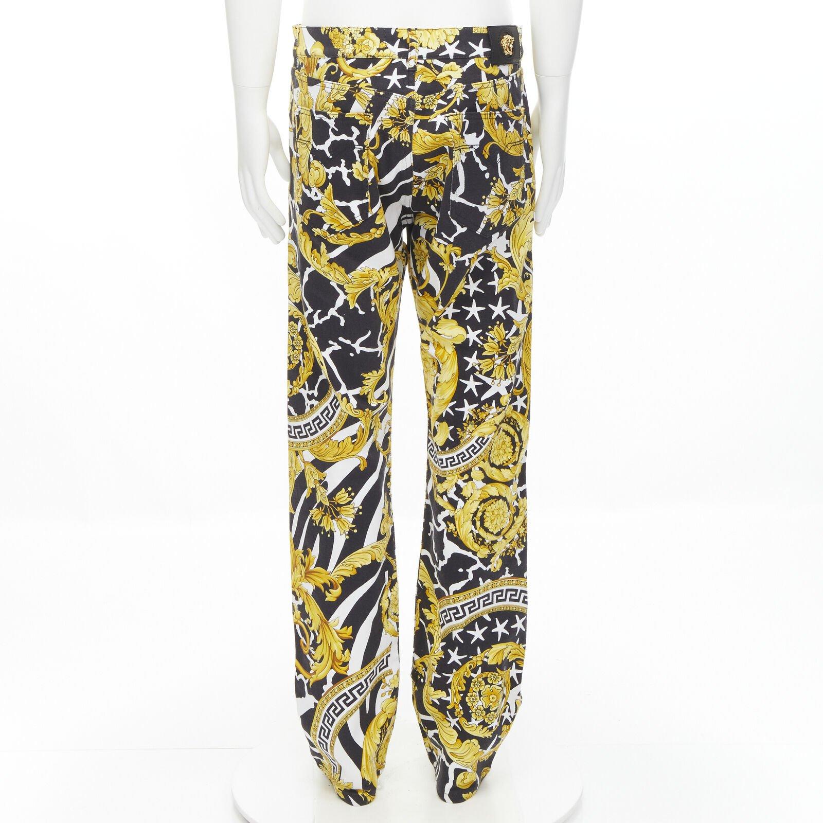 Uomo VERSACE 2019 Runway Savage Barocco jeans con borchie Medusa oro IT32 in vendita