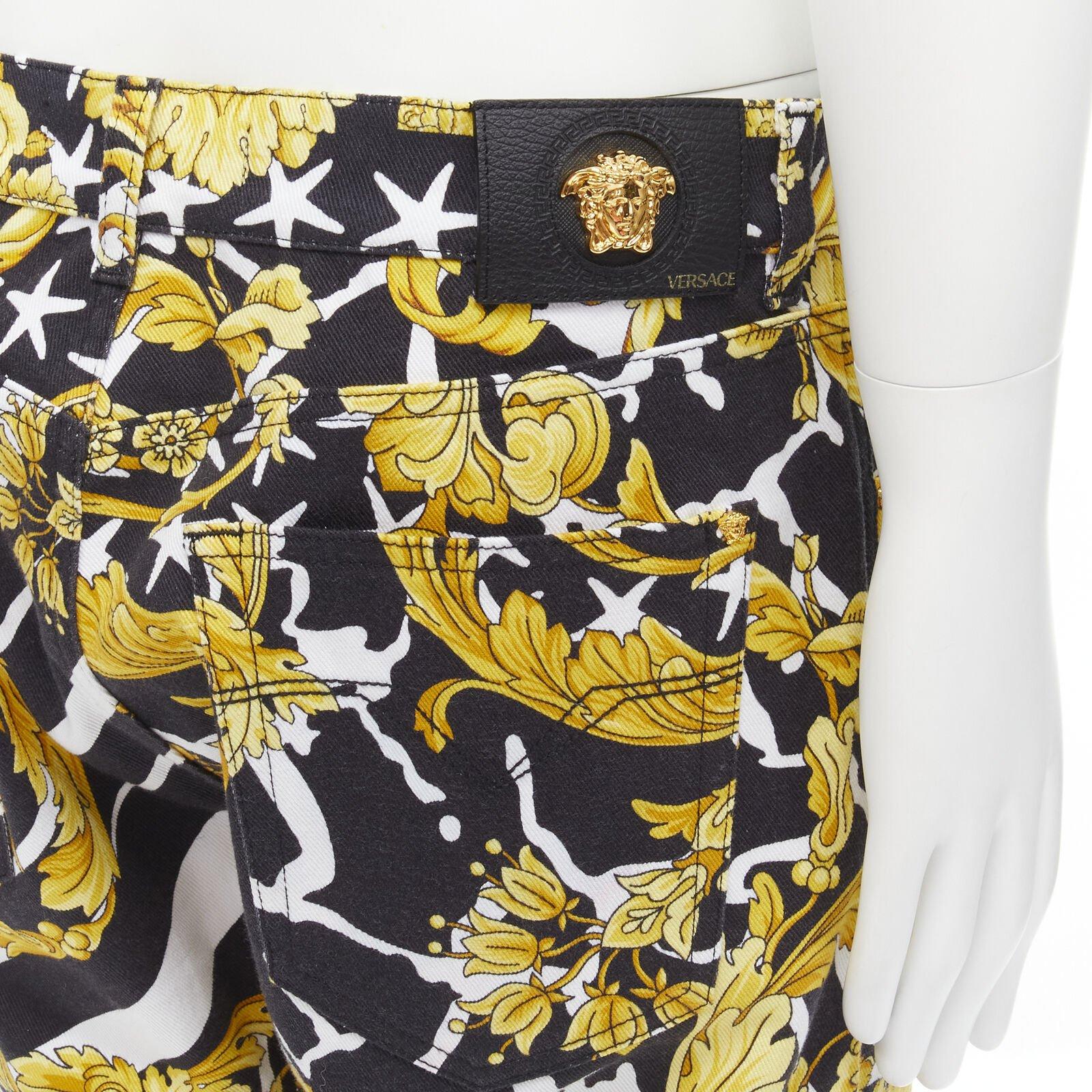 VERSACE 2019 Runway Savage Barocco jeans con borchie Medusa oro IT32 in vendita 2
