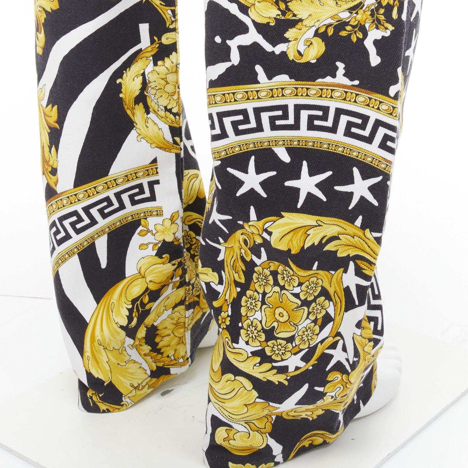 VERSACE 2019 Runway Savage Barocco jeans con borchie Medusa oro IT32 in vendita 3