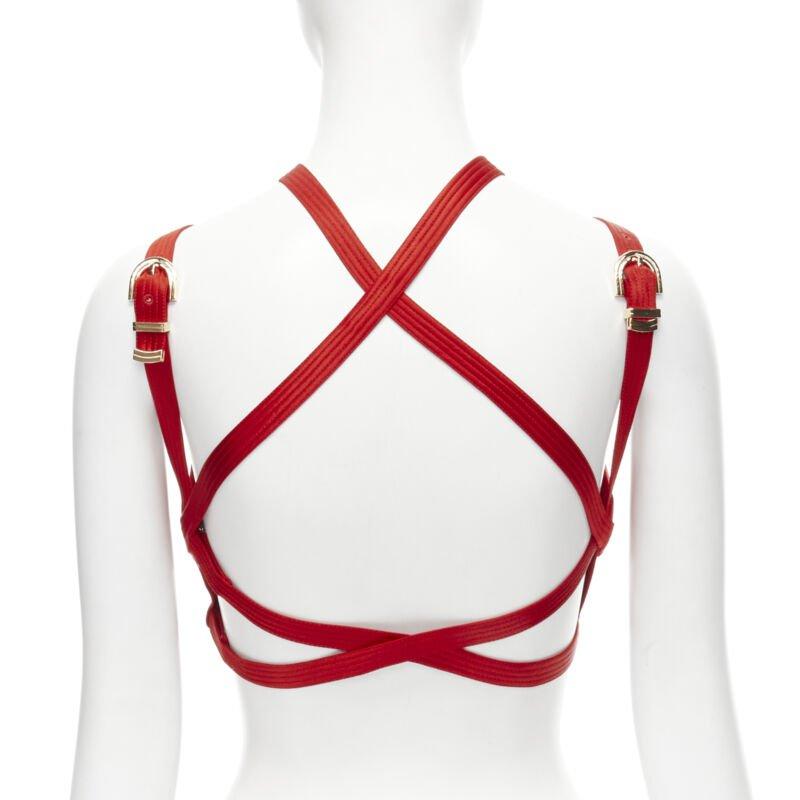 Donna VERSACE 2019 Runway S&M Bondage Tribute top in seta rossa con fibbia dorata IT38 XS in vendita