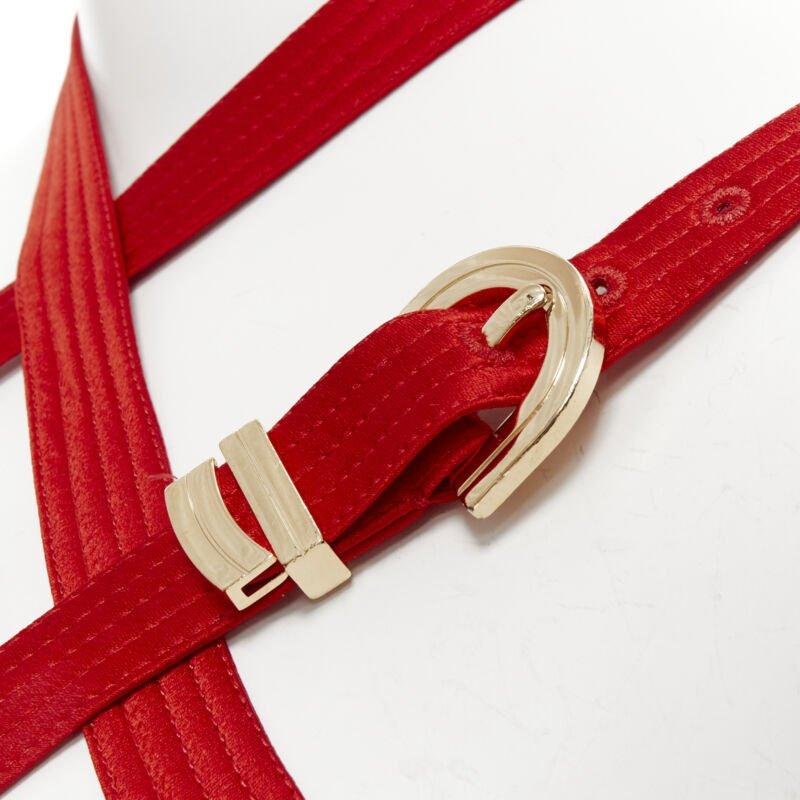 VERSACE 2019 Runway S&M Bondage Tribute top in seta rossa con fibbia dorata IT38 XS in vendita 3