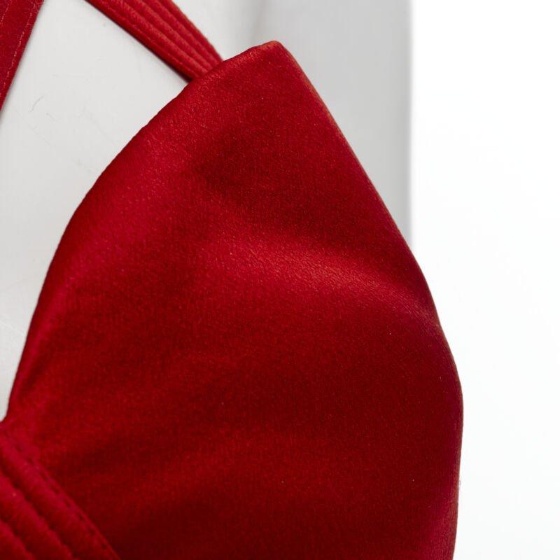 VERSACE 2019 Runway S&M Bondage Tribute top in seta rossa con fibbia dorata IT38 XS in vendita 4