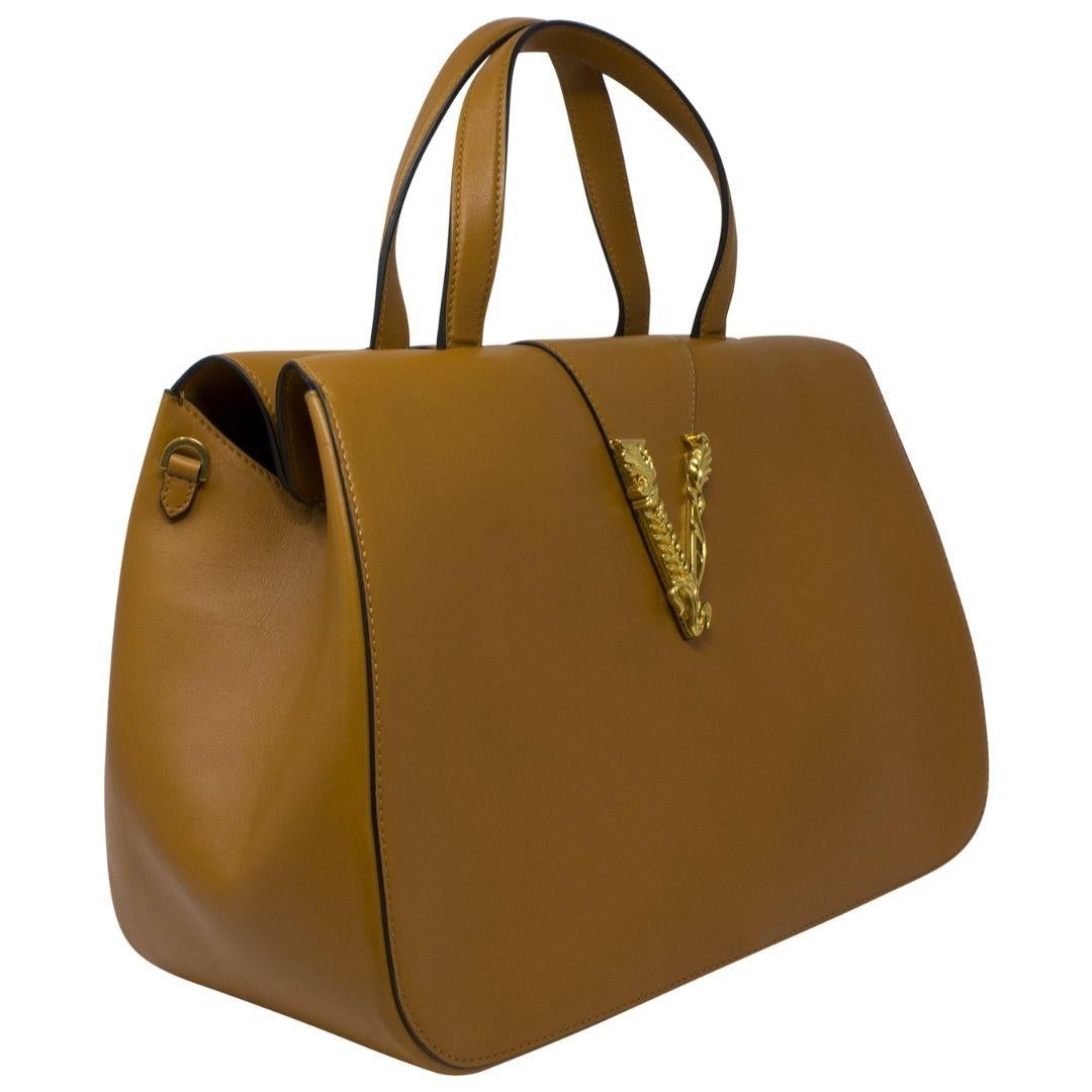 For the gal on the go! Bring this beauty along for a work trip or a fun trip 🤓 From the 2019 collection, this stunner has been seen on icons like Heidi Klum. Crafted in light brown leather with gold-tone hardware, flat dual handles, and a single