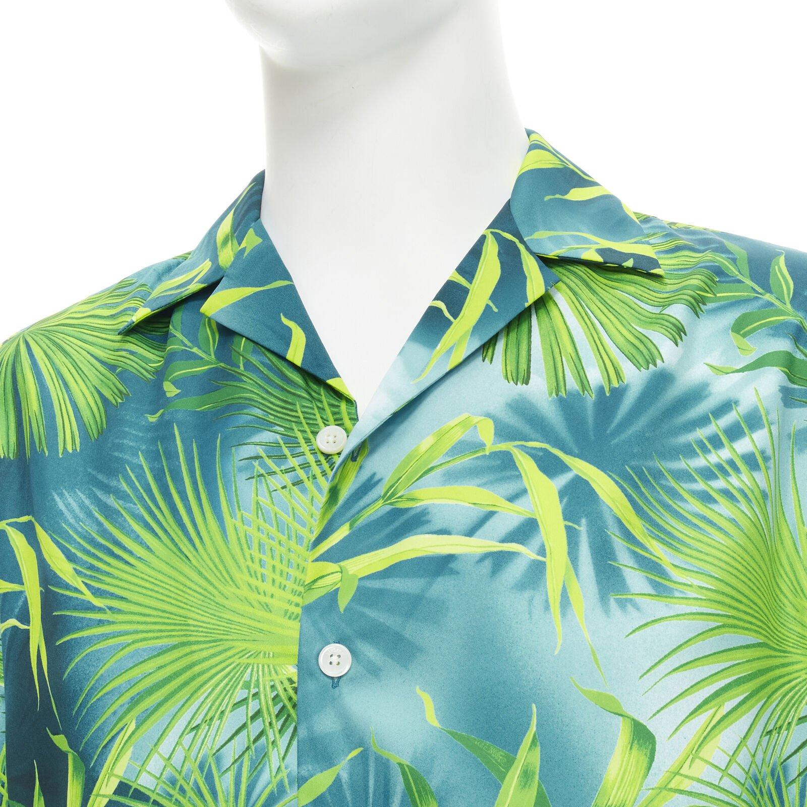 VERSACE 2020 Iconique chemise JLo vert Jungle imprimé tropical EU38 S en vente 3