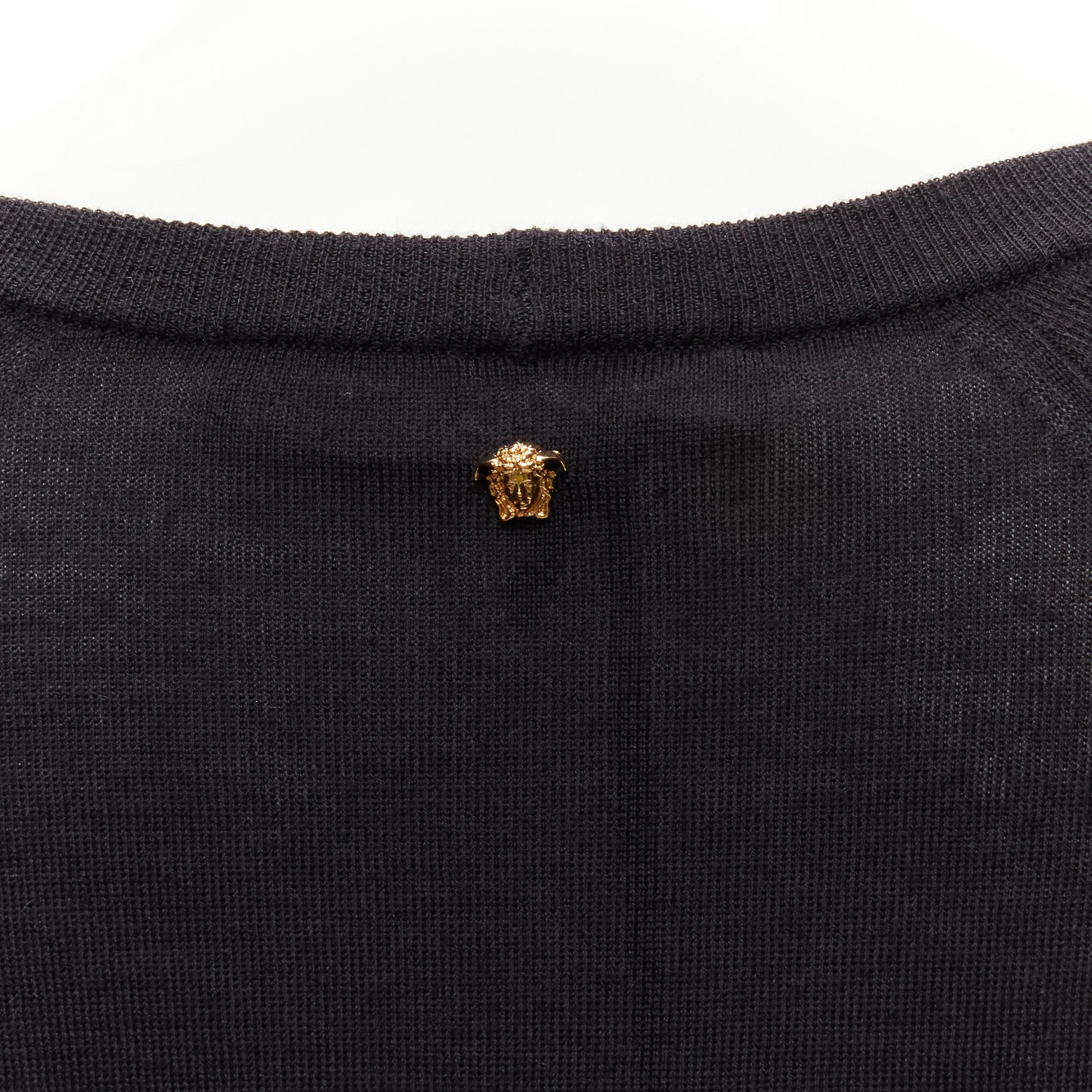 VERSACE 2020 - Cardigan Medusa à boutons en laine noire cashmere soie IT38 XS
Référence : TGAS/C01823
Marque : Versace
Designer : Donatella Versace
Modèle : A89094 A237534 1B000
Collection : 2020
MATERIAL : Laine vierge, cachemire
Couleur :