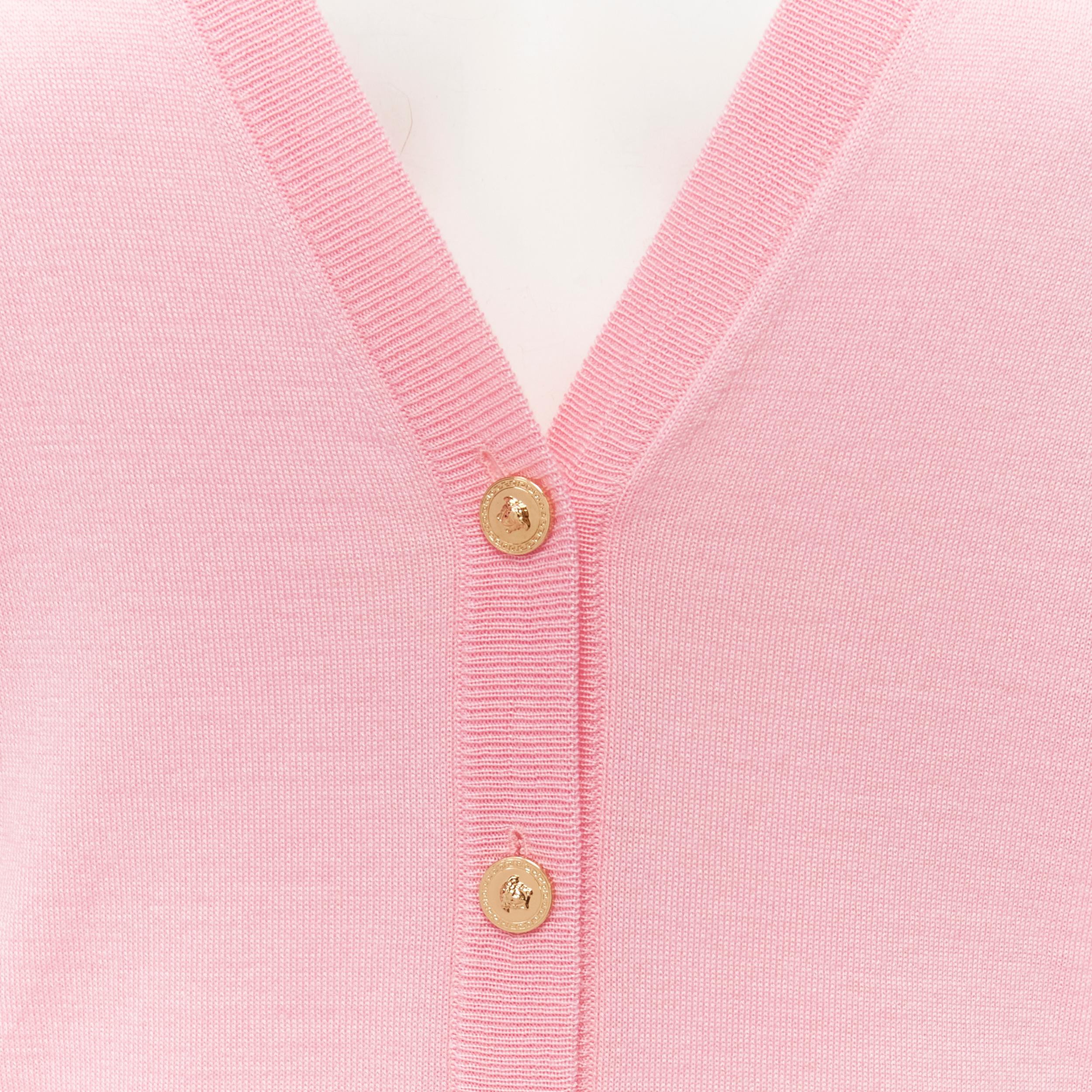 VERSACE 2020 Medusa buttons pink wool cashmere silk cardigan IT44 L
Référence : TGAS/C01772
Marque : Versace
Designer : Donatella Versace
Modèle : A89094 A237534 1P590
Collection : 2020
MATERIAL : Laine vierge, cachemire
Couleur : rose
Motif :