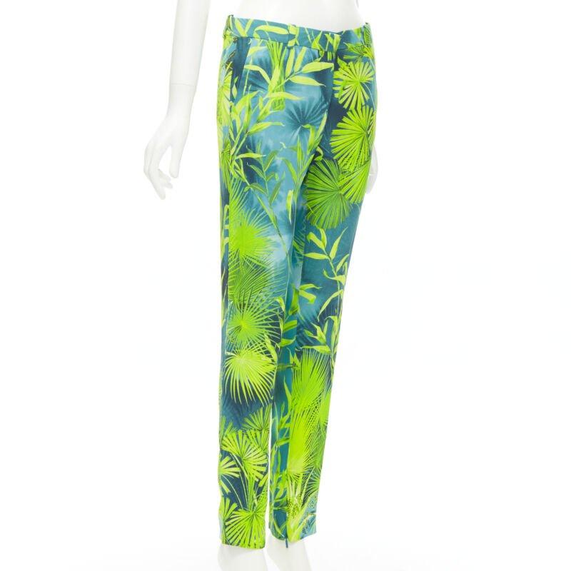 Vert VERSACE 2020 Runway Jlo Jungle vert tropical imprimé pantalon en viscose IT36 XS en vente