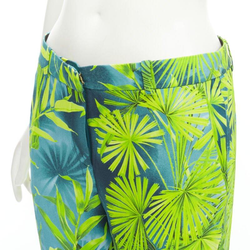 VERSACE 2020 Runway Jlo Jungle vert tropical imprimé pantalon en viscose IT36 XS en vente 2