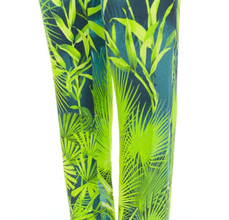 Vert VERSACE 2020 Runway Jlo Pantalon en viscose imprimé tropical vert Jungle IT40 S en vente