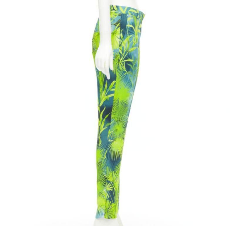 VERSACE 2020 Runway Jlo Pantalon en viscose imprimé tropical vert Jungle IT40 S Excellent état - En vente à Hong Kong, NT