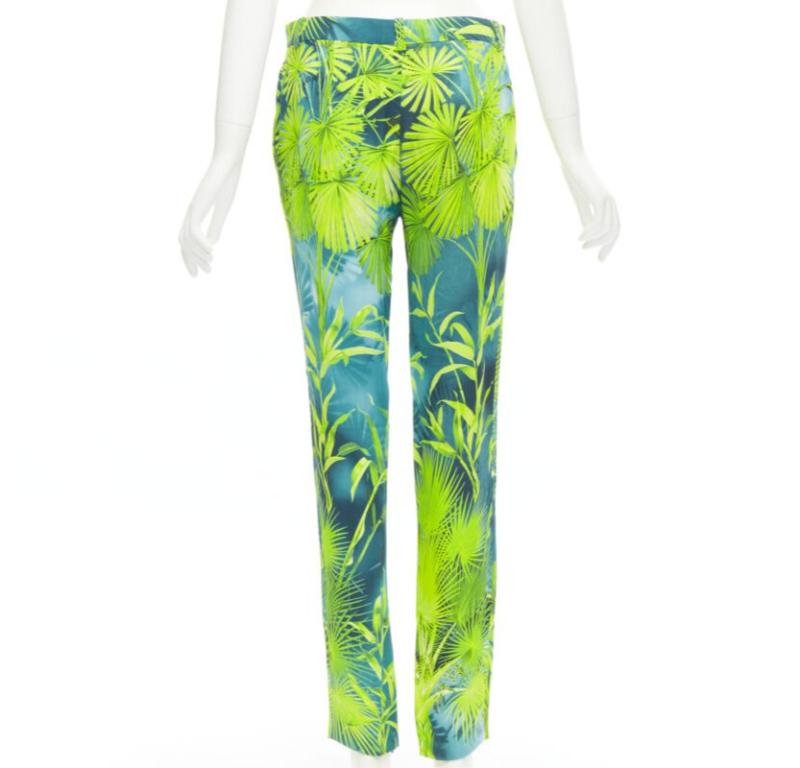 VERSACE 2020 Runway Jlo Pantalon en viscose imprimé tropical vert Jungle IT40 S Pour femmes en vente