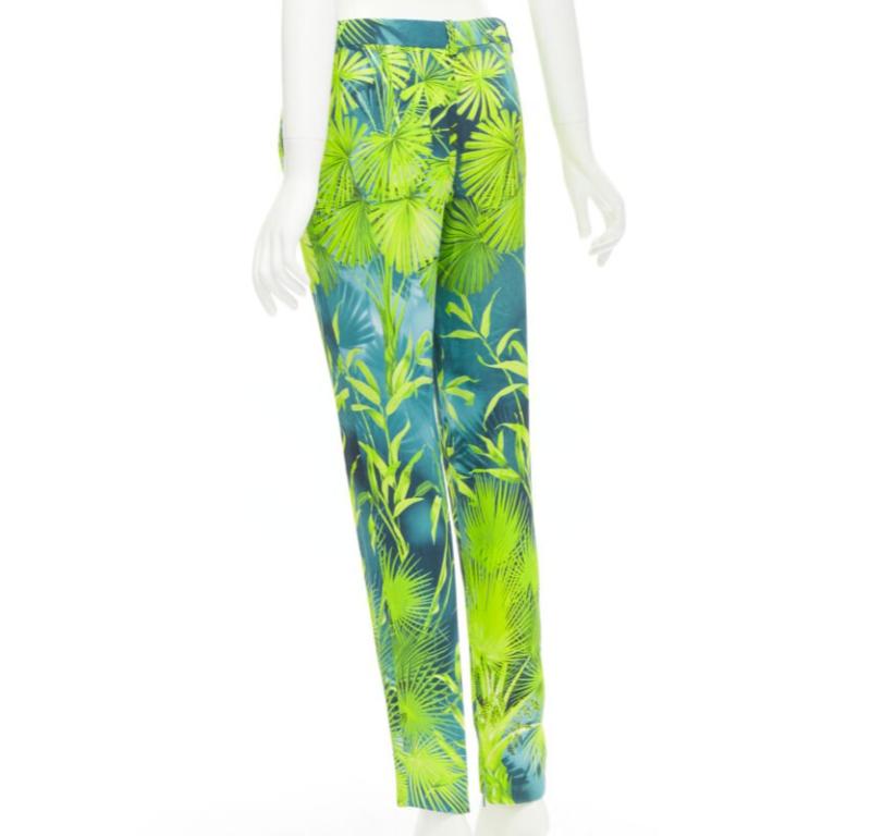 VERSACE 2020 Runway Jlo Pantalon en viscose imprimé tropical vert Jungle IT40 S en vente 1