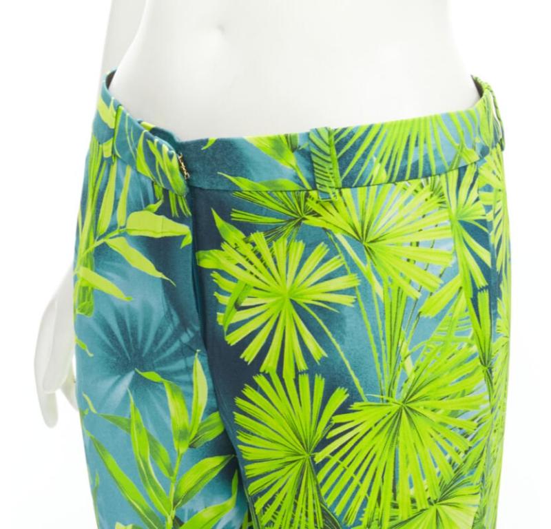 VERSACE 2020 Runway Jlo Pantalon en viscose imprimé tropical vert Jungle IT40 S en vente 2