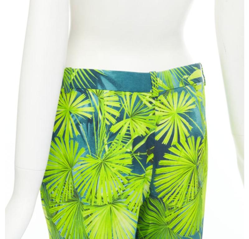 VERSACE 2020 Runway Jlo Pantalon en viscose imprimé tropical vert Jungle IT40 S en vente 3