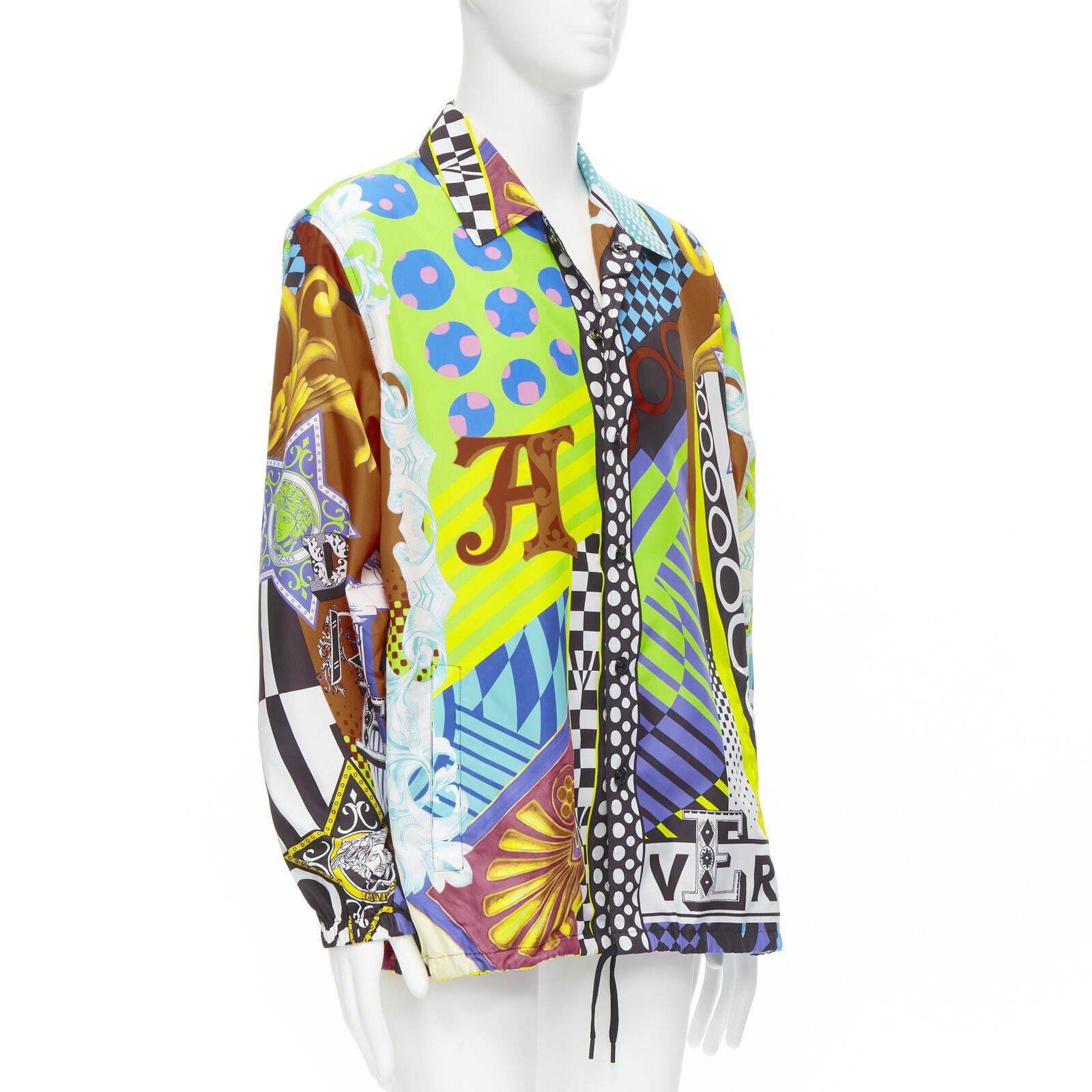 VERSACE 2020 Laufsteg Pop Temple Print Nylon Windbreaker Hemdjacke EU50 L (Grau) im Angebot